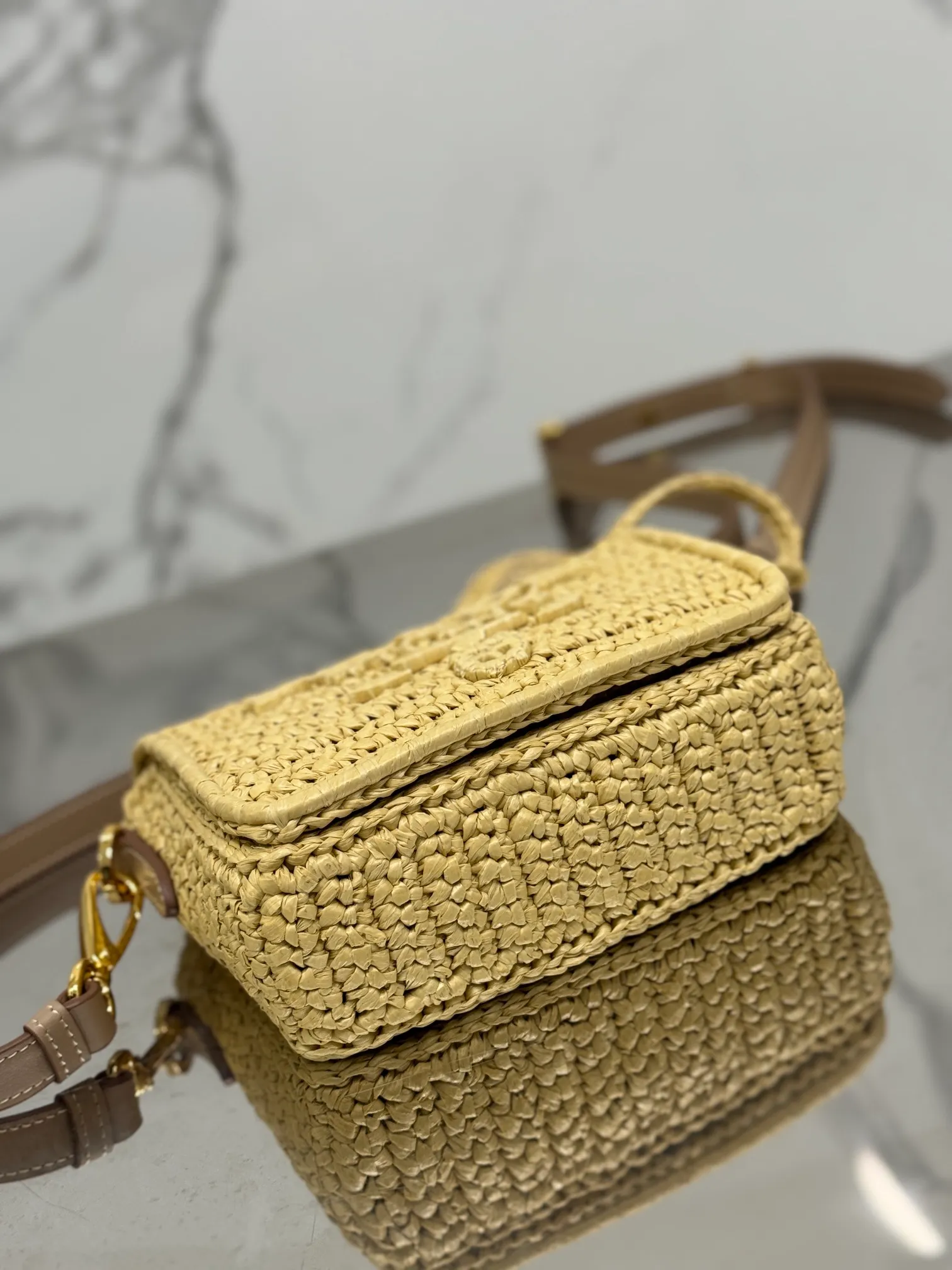 💰1700🌟Woven hijab bag. Small hijab crossbody bag, full of artistic flavor~The raffia weaving is very solid and super textured. ♡It can be worn with private clothes every day. The natural style design seems to be able to breathe💭 Size: 12×16.5×5cm Style number: 1BD335