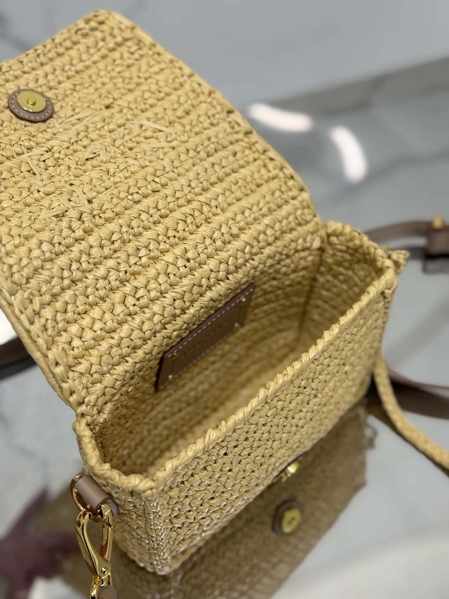 💰1700🌟Woven hijab bag. Small hijab crossbody bag, full of artistic flavor~The raffia weaving is very solid and super textured. ♡It can be worn with private clothes every day. The natural style design seems to be able to breathe💭 Size: 12×16.5×5cm Style number: 1BD335
