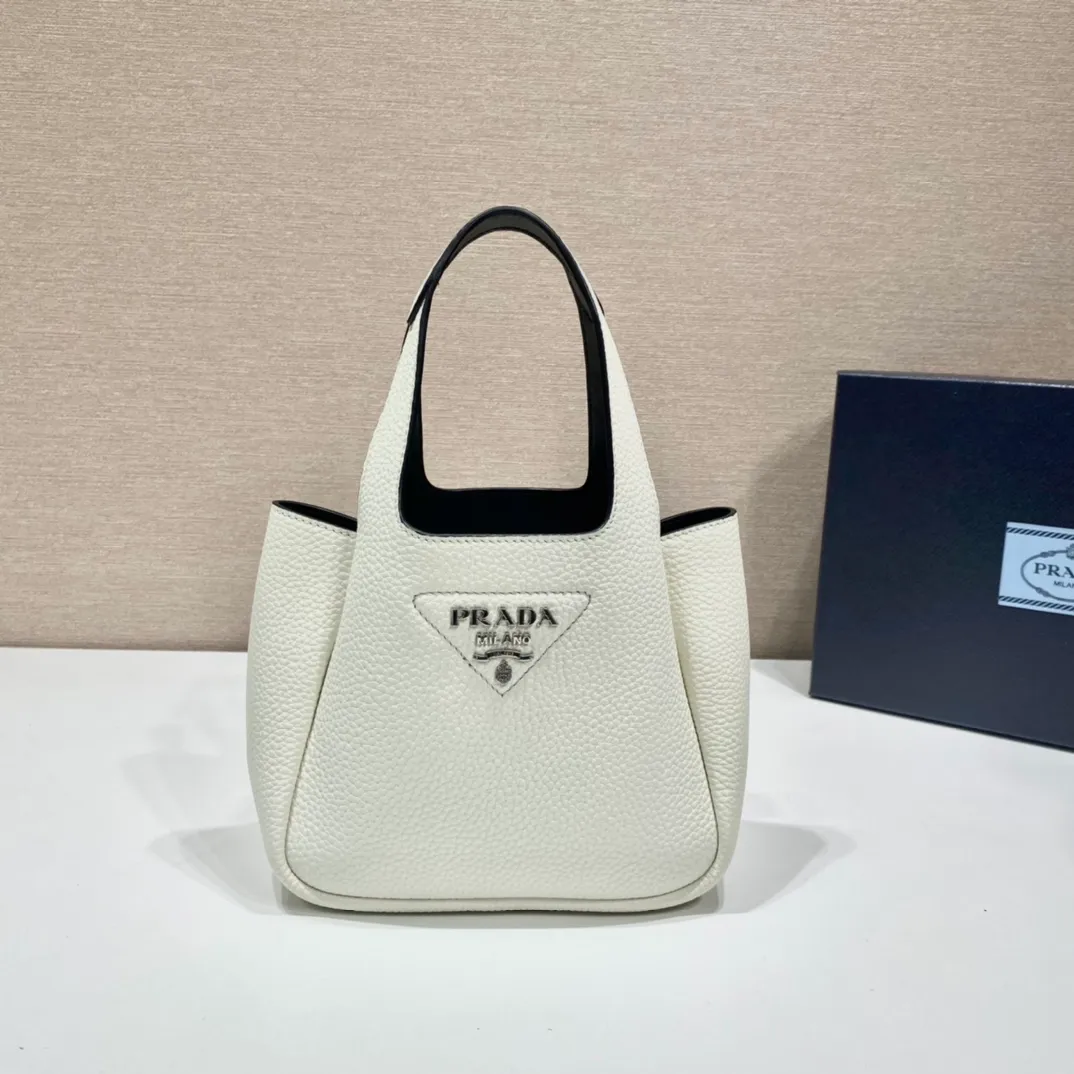 💰1520🎉mini vegetable basket🎉1BA349🎉🎉mini size😘😘 This mini vegetable basket is made of imported deerskin pattern, with imported lambskin inside. It has many grids and feels very soft/lightweight. The classic mini is good-looking and easy to use👏👏. The upper body effect is cute and cute. It’s so beautiful. Limited edition/popular model at the counter. Get it now🎉🎉 Length 18x Height 16x Bottom 10cm🎉🎉🎉👏👏👏