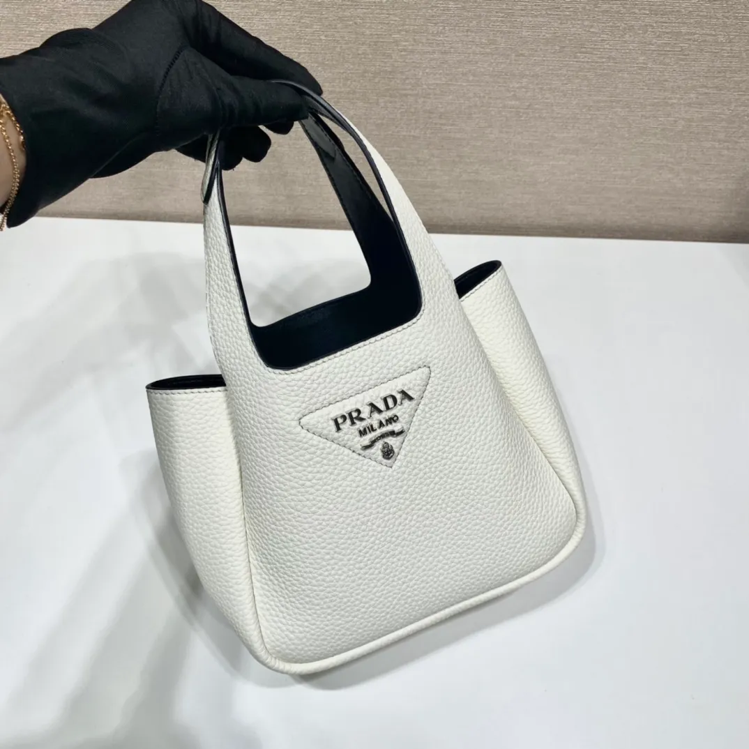 💰1520🎉mini vegetable basket🎉1BA349🎉🎉mini size😘😘 This mini vegetable basket is made of imported deerskin pattern, with imported lambskin inside. It has many grids and feels very soft/lightweight. The classic mini is good-looking and easy to use👏👏. The upper body effect is cute and cute. It’s so beautiful. Limited edition/popular model at the counter. Get it now🎉🎉 Length 18x Height 16x Bottom 10cm🎉🎉🎉👏👏👏