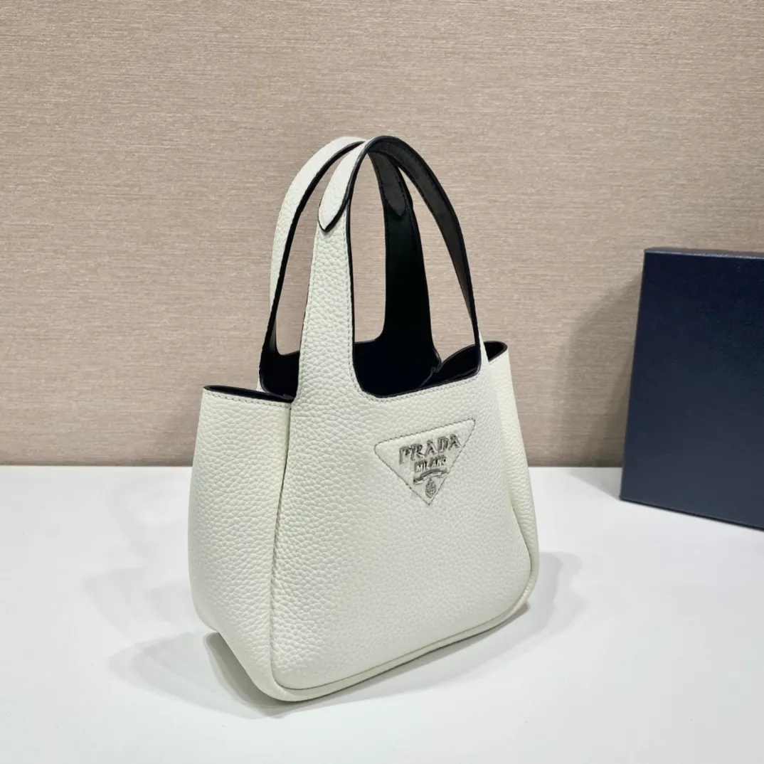 💰1520🎉mini vegetable basket🎉1BA349🎉🎉mini size😘😘 This mini vegetable basket is made of imported deerskin pattern, with imported lambskin inside. It has many grids and feels very soft/lightweight. The classic mini is good-looking and easy to use👏👏. The upper body effect is cute and cute. It’s so beautiful. Limited edition/popular model at the counter. Get it now🎉🎉 Length 18x Height 16x Bottom 10cm🎉🎉🎉👏👏👏