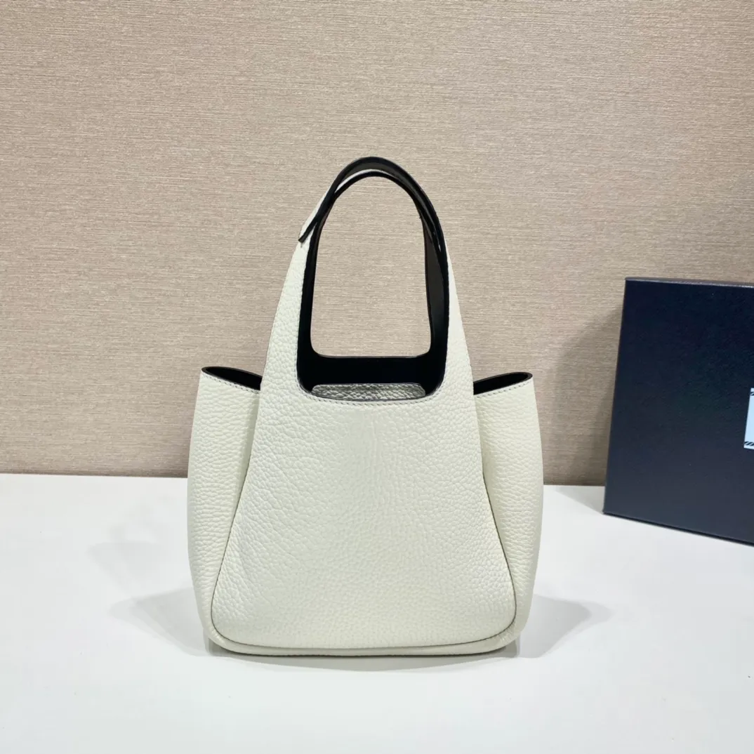 💰1520🎉mini vegetable basket🎉1BA349🎉🎉mini size😘😘 This mini vegetable basket is made of imported deerskin pattern, with imported lambskin inside. It has many grids and feels very soft/lightweight. The classic mini is good-looking and easy to use👏👏. The upper body effect is cute and cute. It’s so beautiful. Limited edition/popular model at the counter. Get it now🎉🎉 Length 18x Height 16x Bottom 10cm🎉🎉🎉👏👏👏