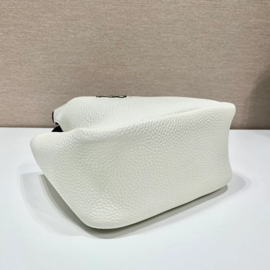 💰1520🎉mini vegetable basket🎉1BA349🎉🎉mini size😘😘 This mini vegetable basket is made of imported deerskin pattern, with imported lambskin inside. It has many grids and feels very soft/lightweight. The classic mini is good-looking and easy to use👏👏. The upper body effect is cute and cute. It’s so beautiful. Limited edition/popular model at the counter. Get it now🎉🎉 Length 18x Height 16x Bottom 10cm🎉🎉🎉👏👏👏