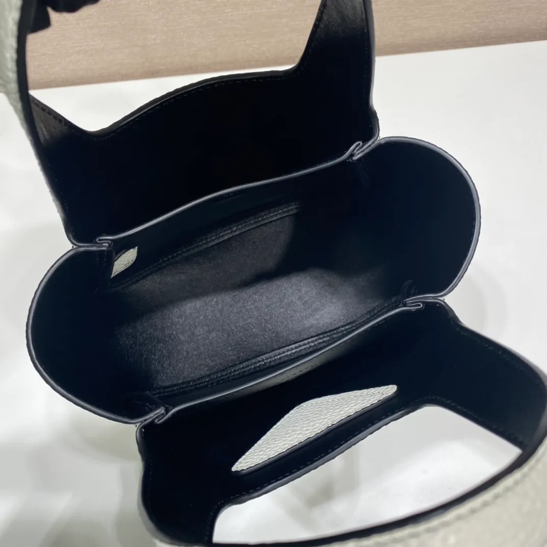 💰1520🎉mini vegetable basket🎉1BA349🎉🎉mini size😘😘 This mini vegetable basket is made of imported deerskin pattern, with imported lambskin inside. It has many grids and feels very soft/lightweight. The classic mini is good-looking and easy to use👏👏. The upper body effect is cute and cute. It’s so beautiful. Limited edition/popular model at the counter. Get it now🎉🎉 Length 18x Height 16x Bottom 10cm🎉🎉🎉👏👏👏
