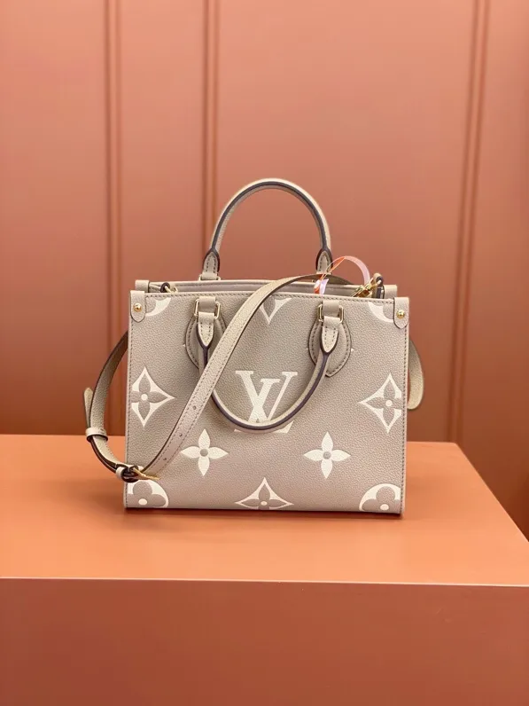 P¥1460👉nfc163C01 dynamic chip👈 [100% MB special grade, all-steel hardware, original leather] The Onthego small Tote bag draws inspiration from the 1968 classic Sac Plat handbag. It is made of Monogram Empreinte leather embossed with the Medium Bicolor Monogram pattern to create a miniature version, which can store daily needs such as iPad Mini. Flexible handles and detachable shoulder strap enrich carrying options. Embossed grained cowhide One-grain cowhide trim One microfiber lining One zippered interior patch pocket One pair of interior pockets One riveted corner One removable, adjustable shoulder strap! ! Model: M45779; Size: 25x19x11.5CM