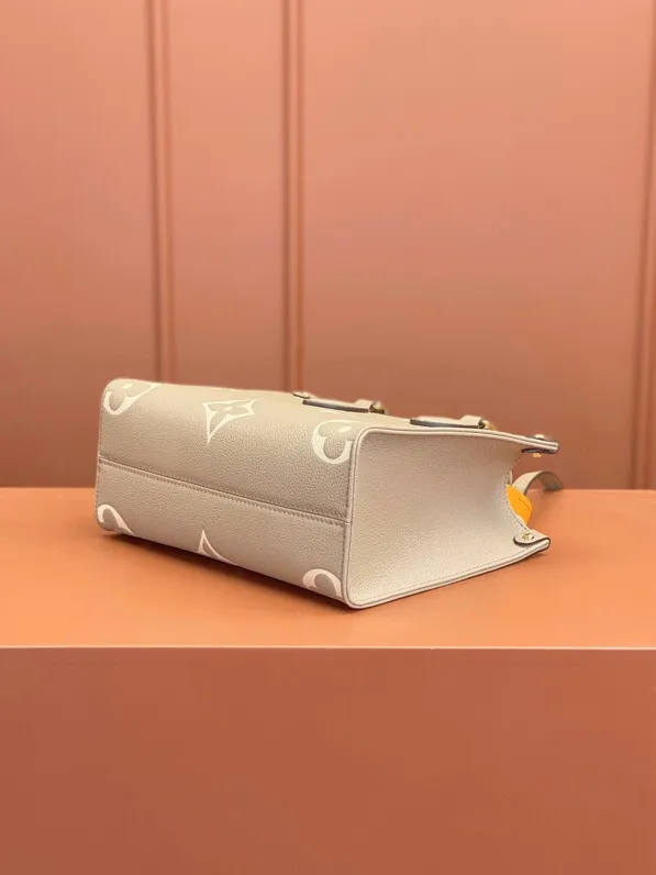 P¥1460👉nfc163C01 dynamic chip👈 [100% MB special grade, all-steel hardware, original leather] The Onthego small Tote bag draws inspiration from the 1968 classic Sac Plat handbag. It is made of Monogram Empreinte leather embossed with the Medium Bicolor Monogram pattern to create a miniature version, which can store daily needs such as iPad Mini. Flexible handles and detachable shoulder strap enrich carrying options. Embossed grained cowhide One-grain cowhide trim One microfiber lining One zippered interior patch pocket One pair of interior pockets One riveted corner One removable, adjustable shoulder strap! ! Model: M45779; Size: 25x19x11.5CM