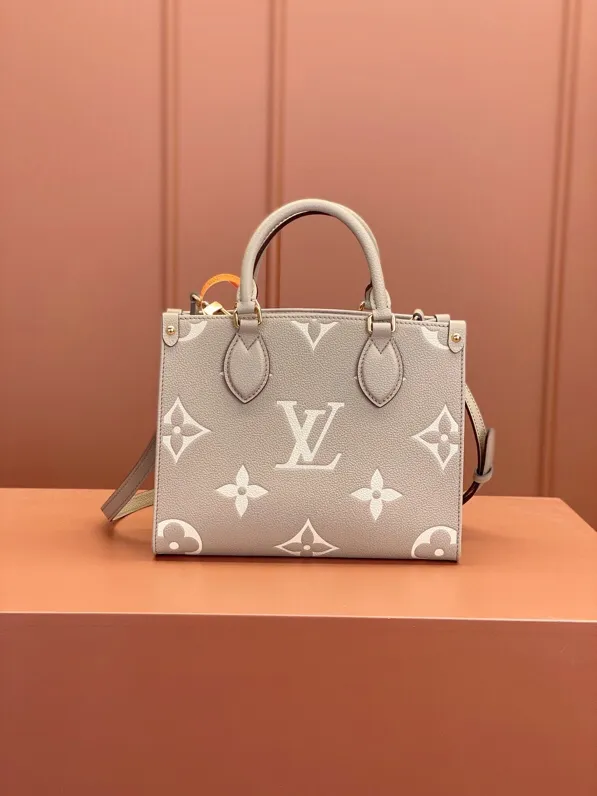 P¥1460👉nfc163C01 dynamic chip👈 [100% MB special grade, all-steel hardware, original leather] The Onthego small Tote bag draws inspiration from the 1968 classic Sac Plat handbag. It is made of Monogram Empreinte leather embossed with the Medium Bicolor Monogram pattern to create a miniature version, which can store daily needs such as iPad Mini. Flexible handles and detachable shoulder strap enrich carrying options. Embossed grained cowhide One-grain cowhide trim One microfiber lining One zippered interior patch pocket One pair of interior pockets One riveted corner One removable, adjustable shoulder strap! ! Model: M45779; Size: 25x19x11.5CM