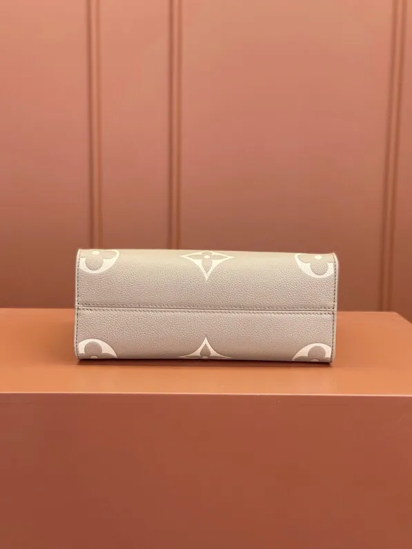 P¥1460👉nfc163C01 dynamic chip👈 [100% MB special grade, all-steel hardware, original leather] The Onthego small Tote bag draws inspiration from the 1968 classic Sac Plat handbag. It is made of Monogram Empreinte leather embossed with the Medium Bicolor Monogram pattern to create a miniature version, which can store daily needs such as iPad Mini. Flexible handles and detachable shoulder strap enrich carrying options. Embossed grained cowhide One-grain cowhide trim One microfiber lining One zippered interior patch pocket One pair of interior pockets One riveted corner One removable, adjustable shoulder strap! ! Model: M45779; Size: 25x19x11.5CM