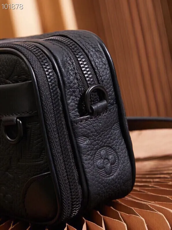 P¥860👉nfc dynamic chip version👈This Neo Alpha cross-body bag M82544 French original leather🇫🇷All steel hardware Size: 11*18.5*6.5cm [Essential details, every detail is impeccable]