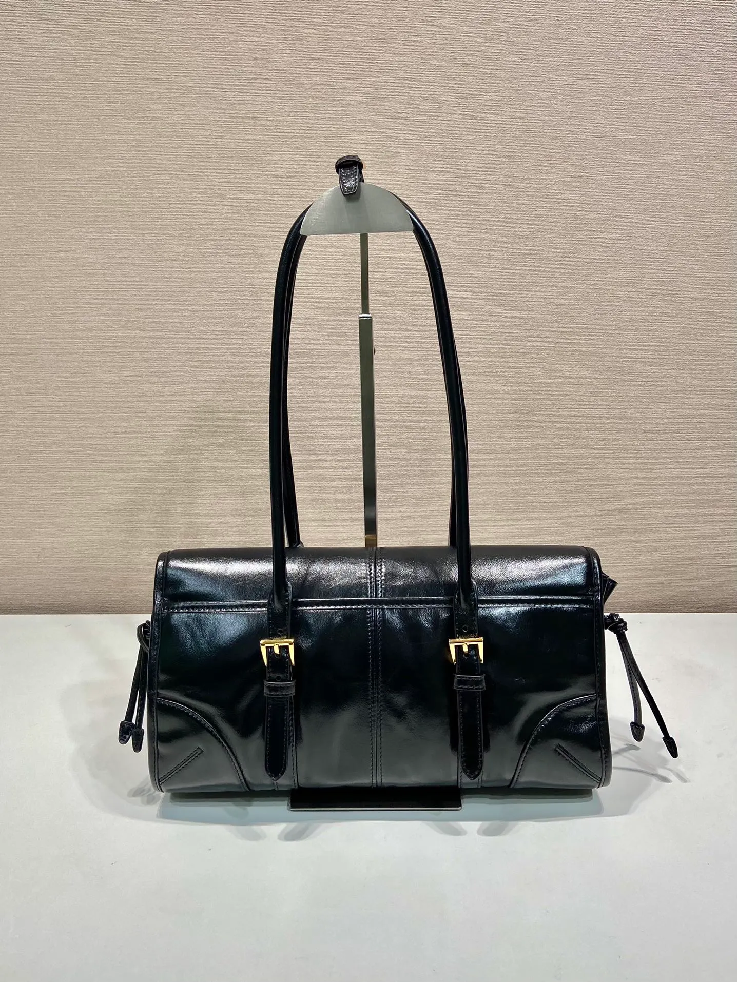 💰1840🎉New oil wax bag🎉1BD376🎉🎉 This leather handbag adopts a simple and exquisite design, and the shiny color exudes a classic atmosphere. Showing the modern casual attitude, the long handle is easy to carry on the shoulder. Leather pocket on the back, enameled triangular metal, magnetic closure flap design, very large capacity. Juju is easy to use👏It is definitely a must-have for fashionistas, so hurry up and take this one home! Length 31x Height 15x Bottom 12cm🎉🎉🎉👏👏👏
