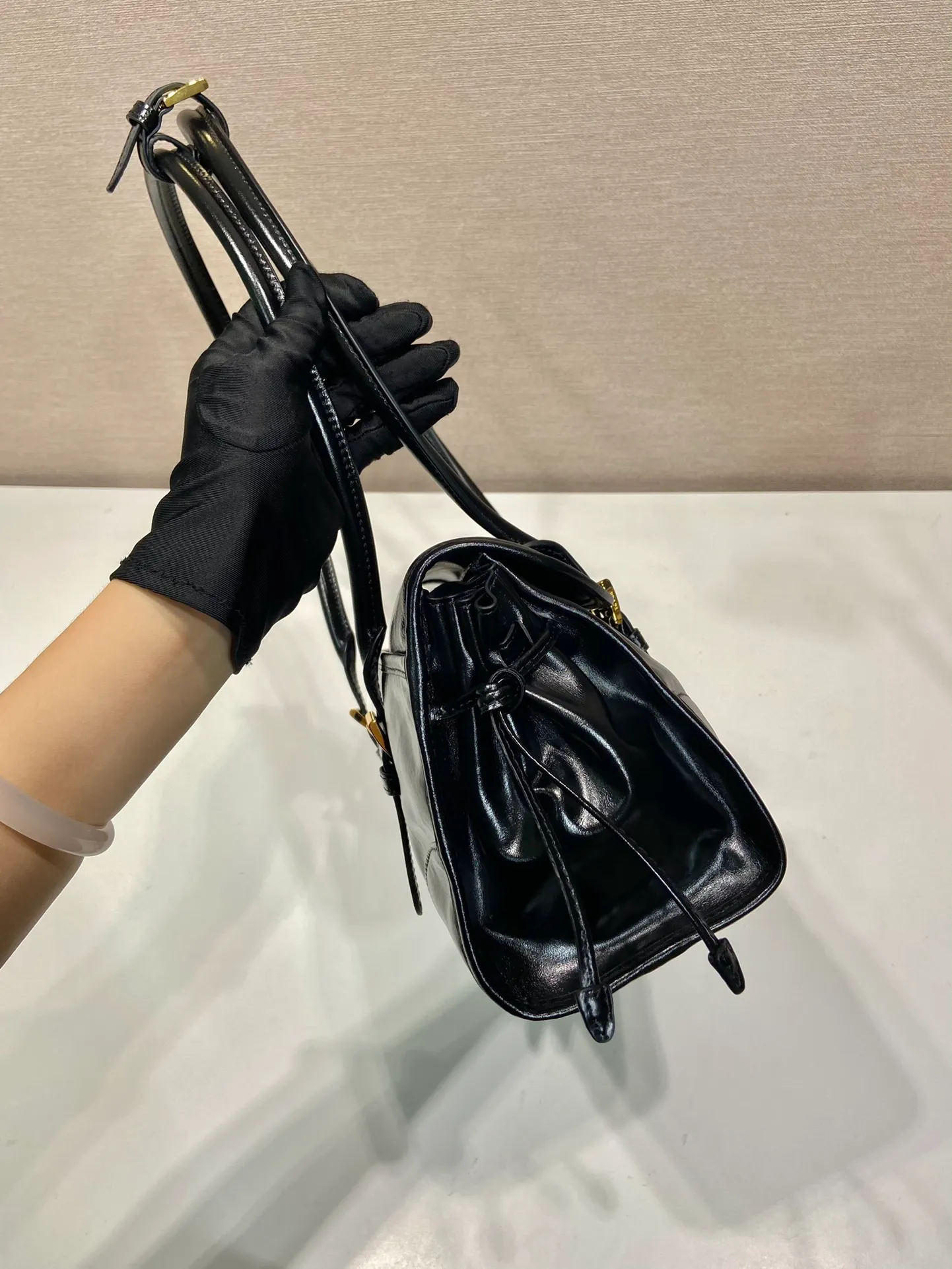 💰1840🎉New oil wax bag🎉1BD376🎉🎉 This leather handbag adopts a simple and exquisite design, and the shiny color exudes a classic atmosphere. Showing the modern casual attitude, the long handle is easy to carry on the shoulder. Leather pocket on the back, enameled triangular metal, magnetic closure flap design, very large capacity. Juju is easy to use👏It is definitely a must-have for fashionistas, so hurry up and take this one home! Length 31x Height 15x Bottom 12cm🎉🎉🎉👏👏👏