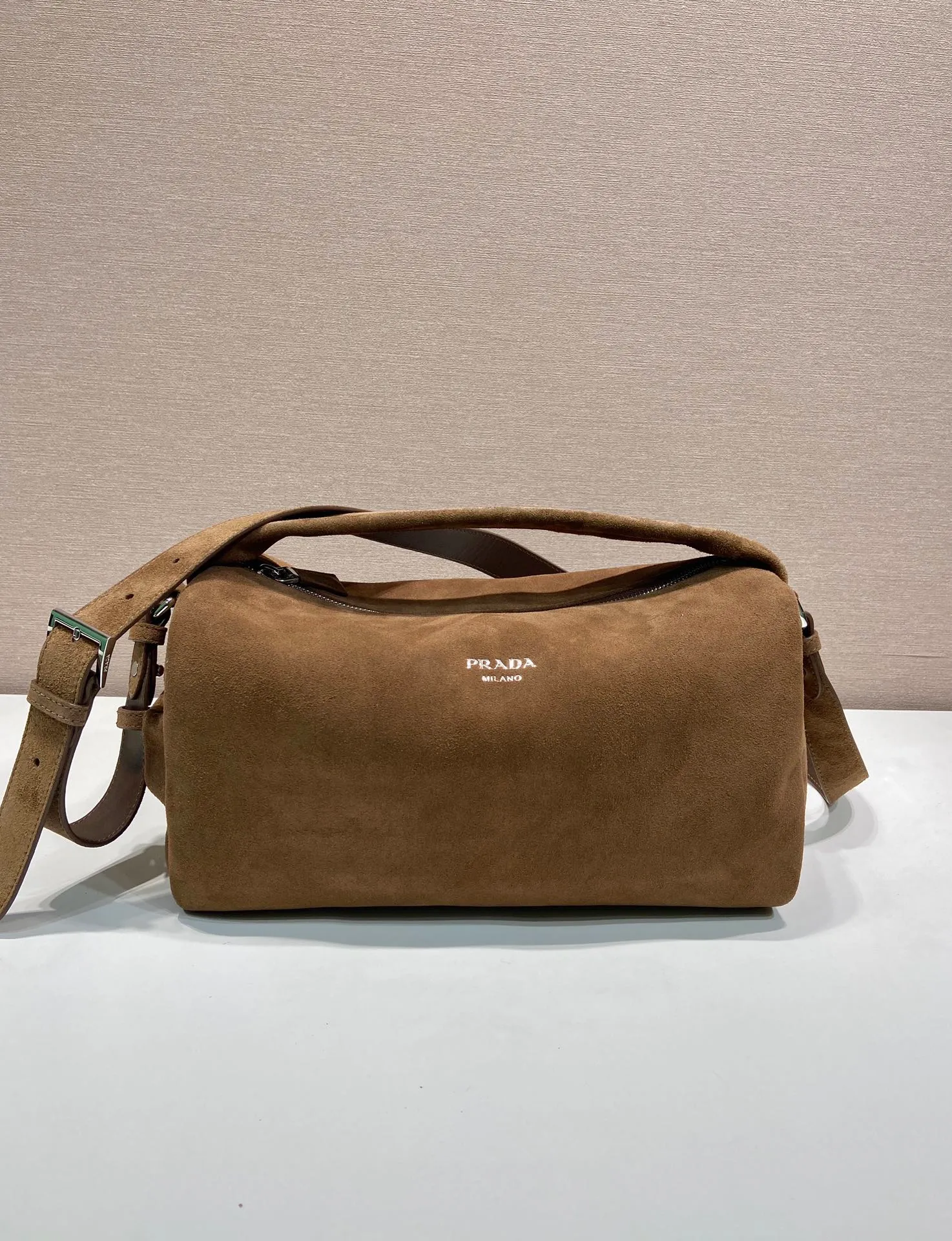 💰1560🎉New Boston🎉2VH194 Suede Large Size🎉🎉 This Boston handbag is fashionable and elegant. Its design is inspired by retro design and details. The suede leather has a soft effect, giving the accessory a soft and unique appearance. It is also embellished with a metal letter logo. Equipped with a detachable long shoulder strap, the capacity is large, and the upper body effect is light and practical. Babies, hurry up and get it. The large size is for men and women🎉🎉 Length 33x Height 17x Bottom 17cm🎉🎉🎉👏👏👏