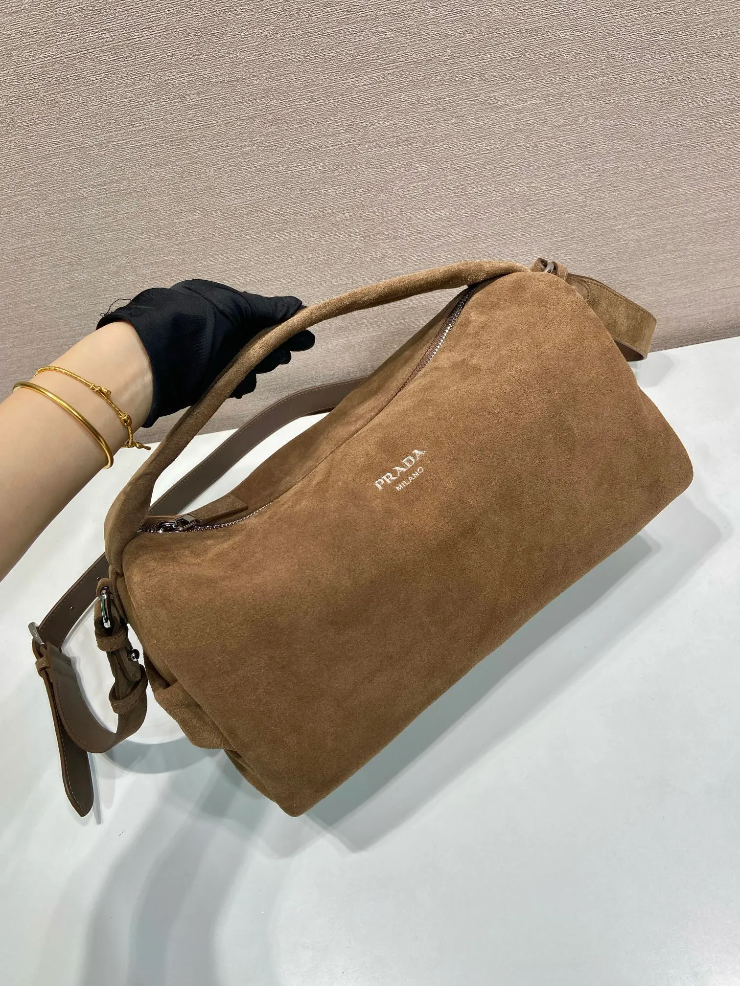 💰1560🎉New Boston🎉2VH194 Suede Large Size🎉🎉 This Boston handbag is fashionable and elegant. Its design is inspired by retro design and details. The suede leather has a soft effect, giving the accessory a soft and unique appearance. It is also embellished with a metal letter logo. Equipped with a detachable long shoulder strap, the capacity is large, and the upper body effect is light and practical. Babies, hurry up and get it. The large size is for men and women🎉🎉 Length 33x Height 17x Bottom 17cm🎉🎉🎉👏👏👏