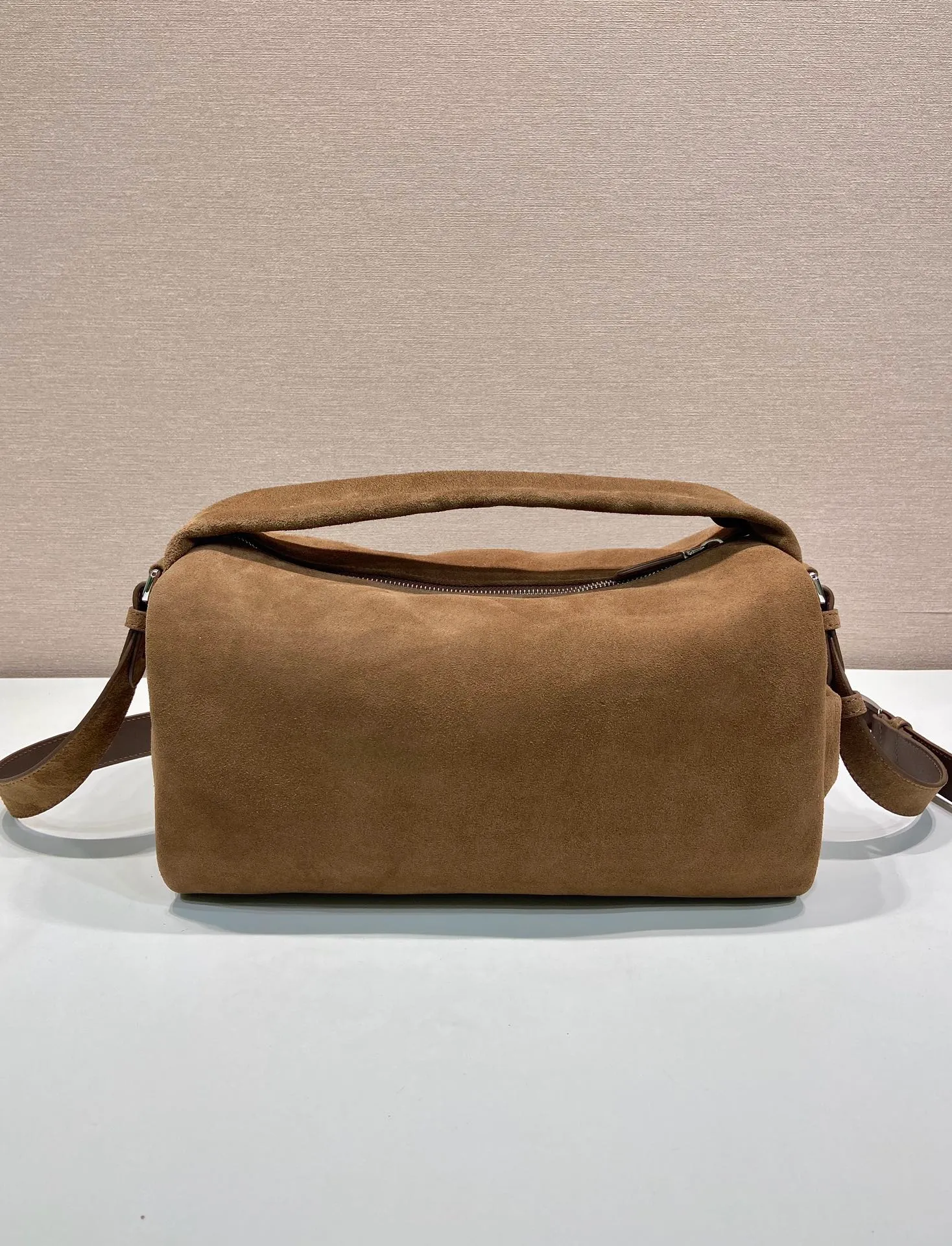 💰1560🎉New Boston🎉2VH194 Suede Large Size🎉🎉 This Boston handbag is fashionable and elegant. Its design is inspired by retro design and details. The suede leather has a soft effect, giving the accessory a soft and unique appearance. It is also embellished with a metal letter logo. Equipped with a detachable long shoulder strap, the capacity is large, and the upper body effect is light and practical. Babies, hurry up and get it. The large size is for men and women🎉🎉 Length 33x Height 17x Bottom 17cm🎉🎉🎉👏👏👏