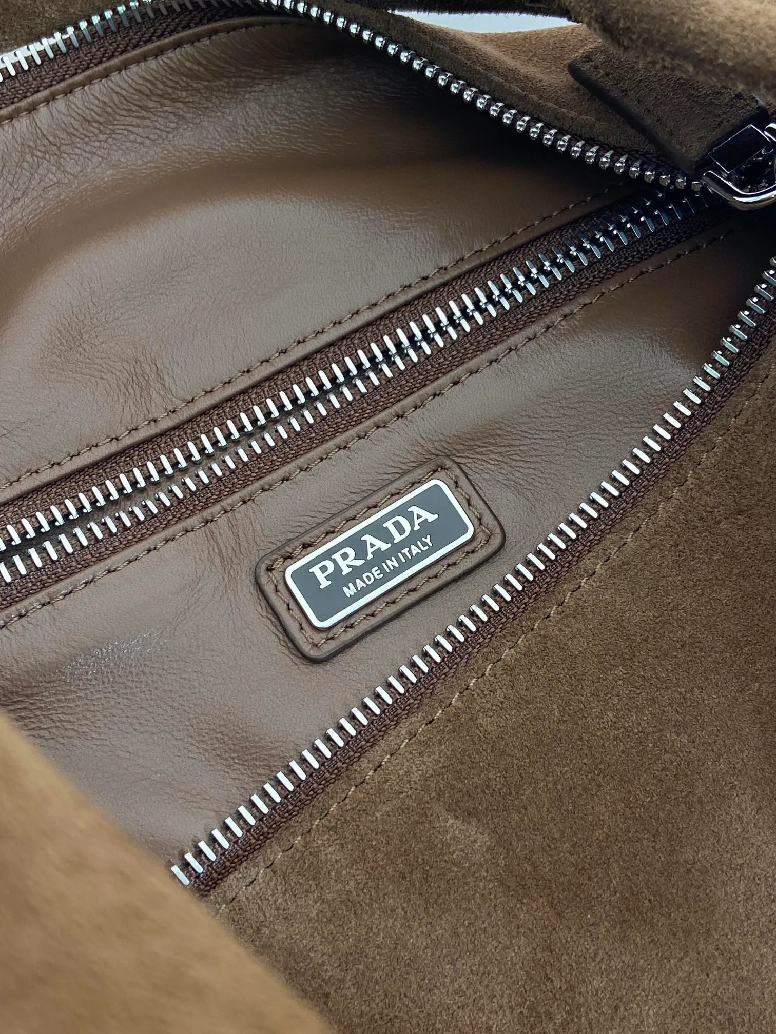 💰1560🎉New Boston🎉2VH194 Suede Large Size🎉🎉 This Boston handbag is fashionable and elegant. Its design is inspired by retro design and details. The suede leather has a soft effect, giving the accessory a soft and unique appearance. It is also embellished with a metal letter logo. Equipped with a detachable long shoulder strap, the capacity is large, and the upper body effect is light and practical. Babies, hurry up and get it. The large size is for men and women🎉🎉 Length 33x Height 17x Bottom 17cm🎉🎉🎉👏👏👏