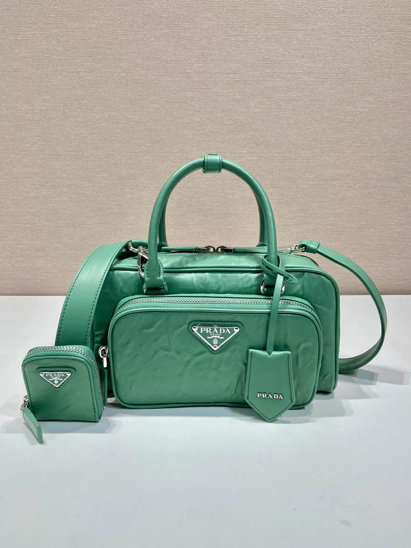 💰1800🎉New Boston🎉1BB099 catwalk style🎉🎉 This casual and classic handbag is made of soft sheepskin inside and out. The hand-made pleat effect is particularly fashionable. It is equipped with a detachable long shoulder strap and a small coin purse. The body is equipped with a front pocket design and large capacity. It was also unveiled in the 2023 spring and summer series fashion show. The upper body effect must be eye-catching. Babies, hurry up and get it🎉🎉 Length 24x height 12.5x bottom 7cm🎉
