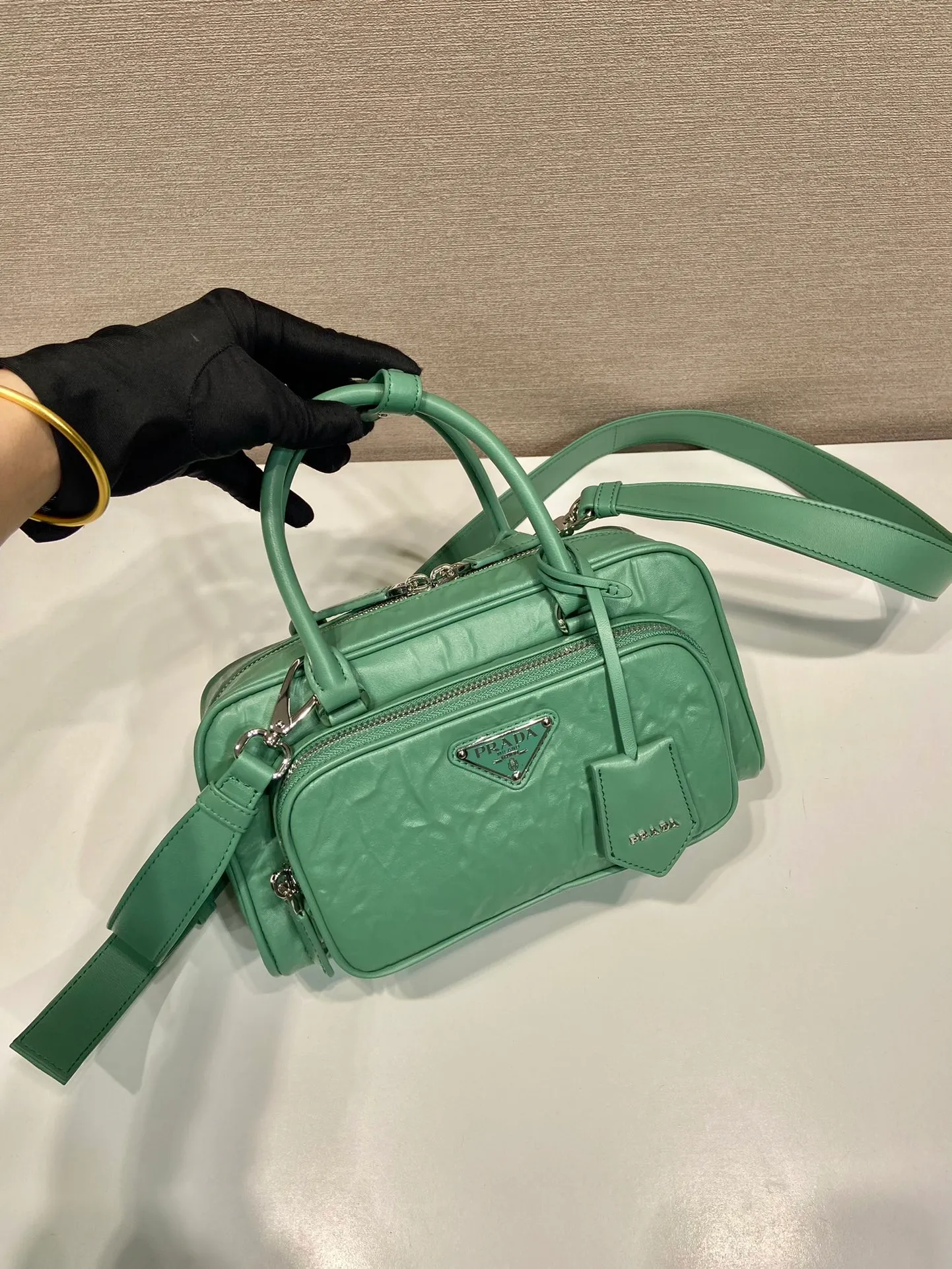 💰1800🎉New Boston🎉1BB099 catwalk style🎉🎉 This casual and classic handbag is made of soft sheepskin inside and out. The hand-made pleat effect is particularly fashionable. It is equipped with a detachable long shoulder strap and a small coin purse. The body is equipped with a front pocket design and large capacity. It was also unveiled in the 2023 spring and summer series fashion show. The upper body effect must be eye-catching. Babies, hurry up and get it🎉🎉 Length 24x height 12.5x bottom 7cm🎉