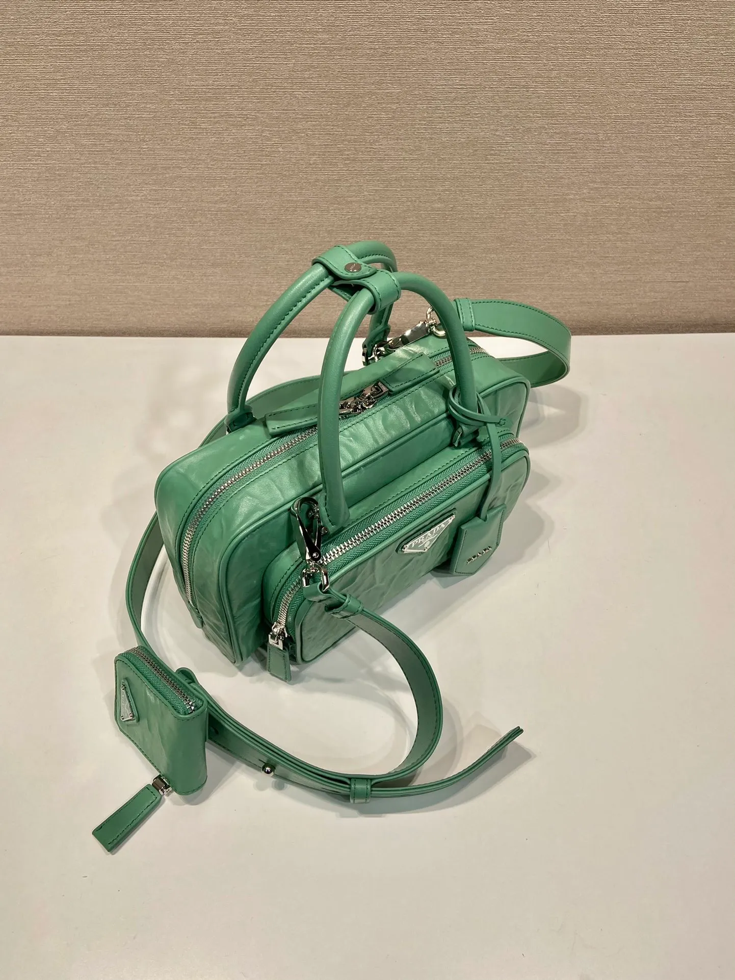 💰1800🎉New Boston🎉1BB099 catwalk style🎉🎉 This casual and classic handbag is made of soft sheepskin inside and out. The hand-made pleat effect is particularly fashionable. It is equipped with a detachable long shoulder strap and a small coin purse. The body is equipped with a front pocket design and large capacity. It was also unveiled in the 2023 spring and summer series fashion show. The upper body effect must be eye-catching. Babies, hurry up and get it🎉🎉 Length 24x height 12.5x bottom 7cm🎉