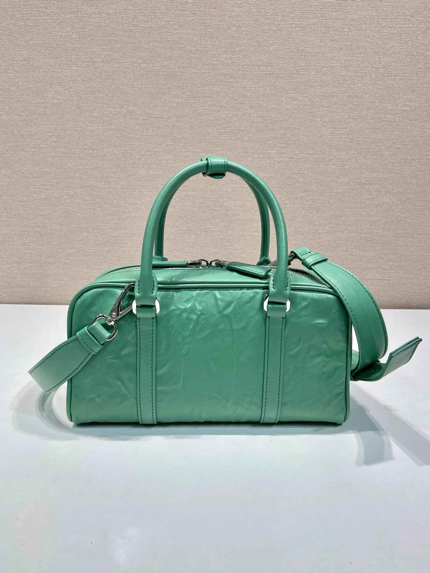 💰1800🎉New Boston🎉1BB099 catwalk style🎉🎉 This casual and classic handbag is made of soft sheepskin inside and out. The hand-made pleat effect is particularly fashionable. It is equipped with a detachable long shoulder strap and a small coin purse. The body is equipped with a front pocket design and large capacity. It was also unveiled in the 2023 spring and summer series fashion show. The upper body effect must be eye-catching. Babies, hurry up and get it🎉🎉 Length 24x height 12.5x bottom 7cm🎉
