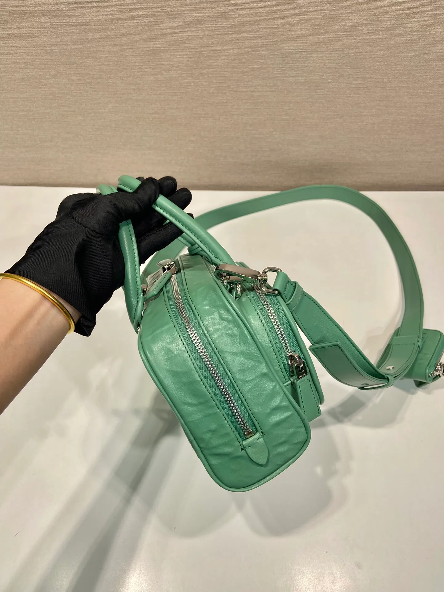 💰1800🎉New Boston🎉1BB099 catwalk style🎉🎉 This casual and classic handbag is made of soft sheepskin inside and out. The hand-made pleat effect is particularly fashionable. It is equipped with a detachable long shoulder strap and a small coin purse. The body is equipped with a front pocket design and large capacity. It was also unveiled in the 2023 spring and summer series fashion show. The upper body effect must be eye-catching. Babies, hurry up and get it🎉🎉 Length 24x height 12.5x bottom 7cm🎉