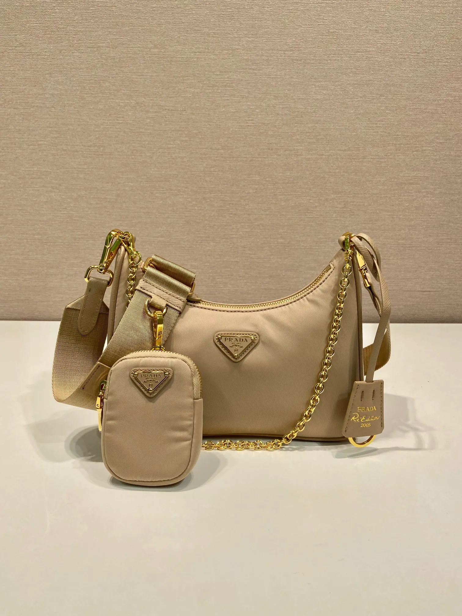 💰1000🎉Hot-selling gold hardware🎉🎉New 1BH204 gold hardware, nylon Hobo handbag/armpit bag😘😘Hobo, a group of Internet celebrity sisters who are crazy about planting and popular in the fashion circle, has a new model! 👏👏The design of this Hobo bag is great👍👍One bag with three uses😘😘waist bag/crossbody/single shoulder bag👍👍The handle is replaced by a gold chain, which makes the armpit bag more sexy. It also has a long shoulder strap. What I love most is that the shoulder strap also has a small pendant (small bag), which can also be hung on other bags and pants as accessories. 🙊🙊There is no problem in matching various clothes in normal times😘😘Babies, hurry up and get it, it’s so beautiful🙊🙊Dimensions: Length 22X Height 12x Bottom 6cm👏👏👏💰💰💰
