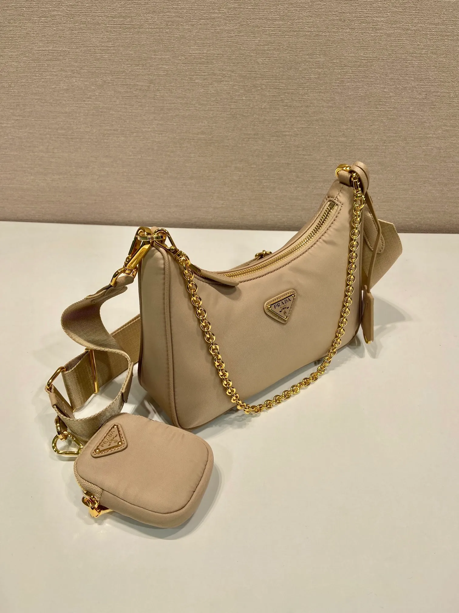 💰1000🎉Hot-selling gold hardware🎉🎉New 1BH204 gold hardware, nylon Hobo handbag/armpit bag😘😘Hobo, a group of Internet celebrity sisters who are crazy about planting and popular in the fashion circle, has a new model! 👏👏The design of this Hobo bag is great👍👍One bag with three uses😘😘waist bag/crossbody/single shoulder bag👍👍The handle is replaced by a gold chain, which makes the armpit bag more sexy. It also has a long shoulder strap. What I love most is that the shoulder strap also has a small pendant (small bag), which can also be hung on other bags and pants as accessories. 🙊🙊There is no problem in matching various clothes in normal times😘😘Babies, hurry up and get it, it’s so beautiful🙊🙊Dimensions: Length 22X Height 12x Bottom 6cm👏👏👏💰💰💰