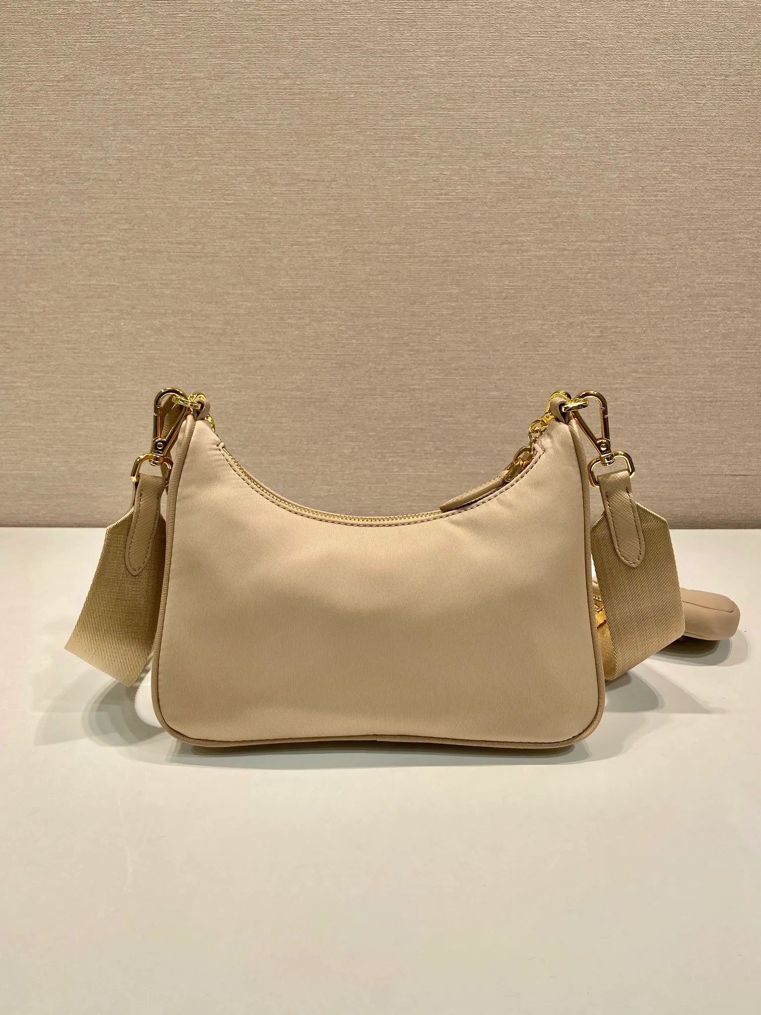 💰1000🎉Hot-selling gold hardware🎉🎉New 1BH204 gold hardware, nylon Hobo handbag/armpit bag😘😘Hobo, a group of Internet celebrity sisters who are crazy about planting and popular in the fashion circle, has a new model! 👏👏The design of this Hobo bag is great👍👍One bag with three uses😘😘waist bag/crossbody/single shoulder bag👍👍The handle is replaced by a gold chain, which makes the armpit bag more sexy. It also has a long shoulder strap. What I love most is that the shoulder strap also has a small pendant (small bag), which can also be hung on other bags and pants as accessories. 🙊🙊There is no problem in matching various clothes in normal times😘😘Babies, hurry up and get it, it’s so beautiful🙊🙊Dimensions: Length 22X Height 12x Bottom 6cm👏👏👏💰💰💰