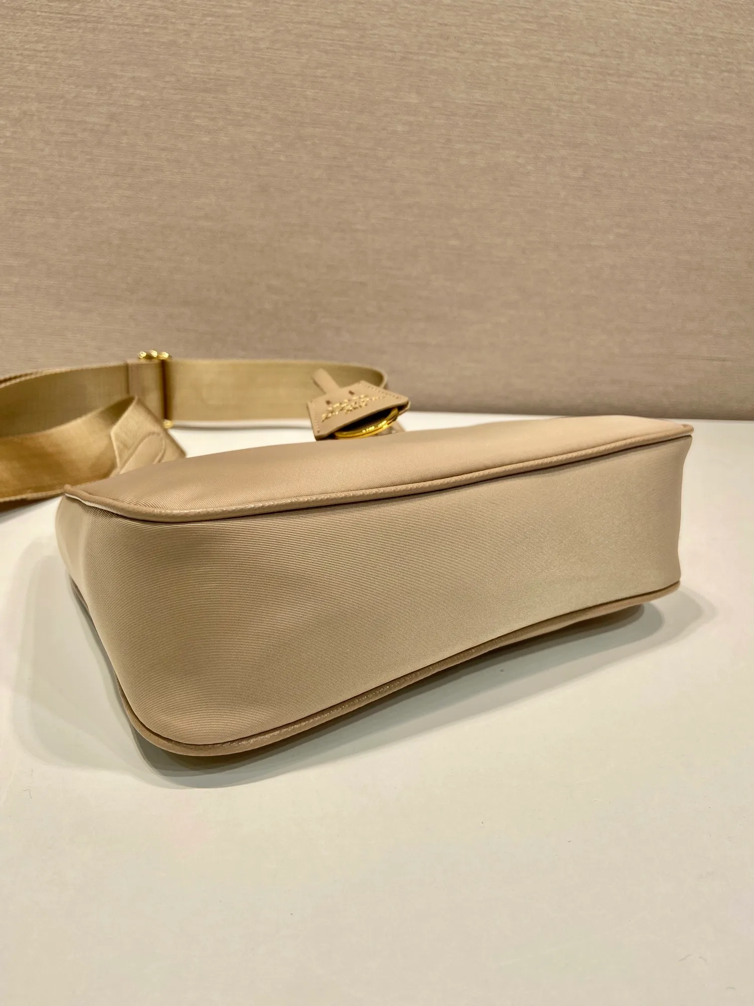 💰1000🎉Hot-selling gold hardware🎉🎉New 1BH204 gold hardware, nylon Hobo handbag/armpit bag😘😘Hobo, a group of Internet celebrity sisters who are crazy about planting and popular in the fashion circle, has a new model! 👏👏The design of this Hobo bag is great👍👍One bag with three uses😘😘waist bag/crossbody/single shoulder bag👍👍The handle is replaced by a gold chain, which makes the armpit bag more sexy. It also has a long shoulder strap. What I love most is that the shoulder strap also has a small pendant (small bag), which can also be hung on other bags and pants as accessories. 🙊🙊There is no problem in matching various clothes in normal times😘😘Babies, hurry up and get it, it’s so beautiful🙊🙊Dimensions: Length 22X Height 12x Bottom 6cm👏👏👏💰💰💰
