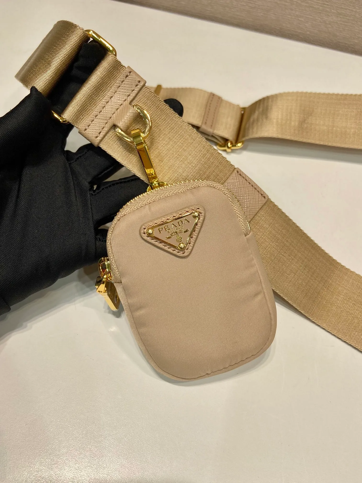 💰1000🎉Hot-selling gold hardware🎉🎉New 1BH204 gold hardware, nylon Hobo handbag/armpit bag😘😘Hobo, a group of Internet celebrity sisters who are crazy about planting and popular in the fashion circle, has a new model! 👏👏The design of this Hobo bag is great👍👍One bag with three uses😘😘waist bag/crossbody/single shoulder bag👍👍The handle is replaced by a gold chain, which makes the armpit bag more sexy. It also has a long shoulder strap. What I love most is that the shoulder strap also has a small pendant (small bag), which can also be hung on other bags and pants as accessories. 🙊🙊There is no problem in matching various clothes in normal times😘😘Babies, hurry up and get it, it’s so beautiful🙊🙊Dimensions: Length 22X Height 12x Bottom 6cm👏👏👏💰💰💰