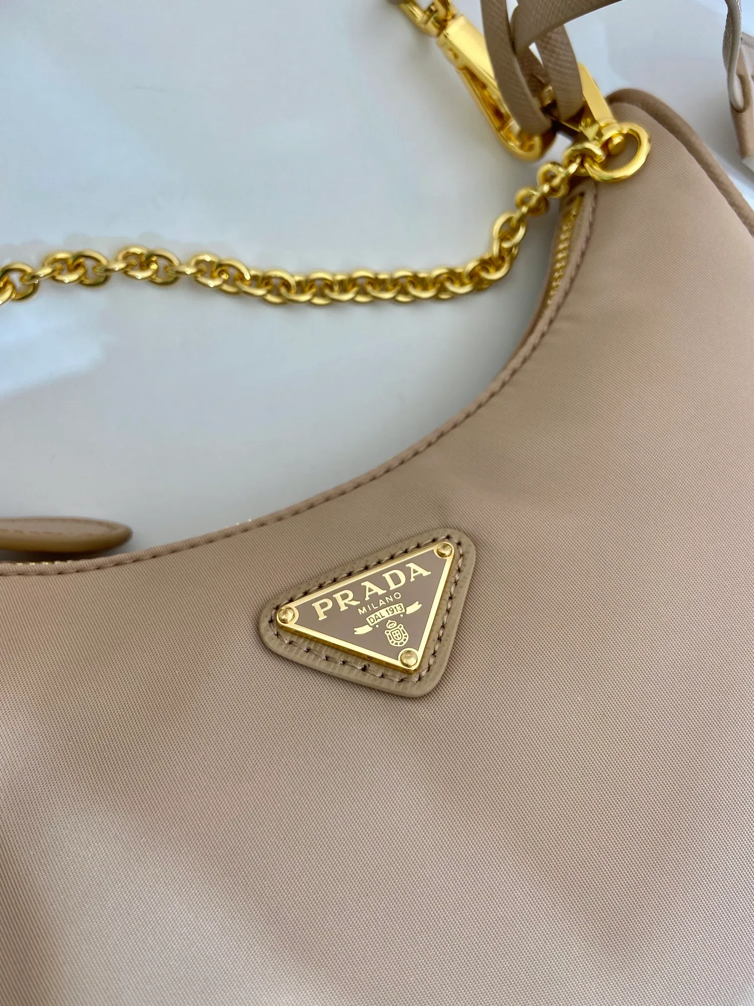 💰1000🎉Hot-selling gold hardware🎉🎉New 1BH204 gold hardware, nylon Hobo handbag/armpit bag😘😘Hobo, a group of Internet celebrity sisters who are crazy about planting and popular in the fashion circle, has a new model! 👏👏The design of this Hobo bag is great👍👍One bag with three uses😘😘waist bag/crossbody/single shoulder bag👍👍The handle is replaced by a gold chain, which makes the armpit bag more sexy. It also has a long shoulder strap. What I love most is that the shoulder strap also has a small pendant (small bag), which can also be hung on other bags and pants as accessories. 🙊🙊There is no problem in matching various clothes in normal times😘😘Babies, hurry up and get it, it’s so beautiful🙊🙊Dimensions: Length 22X Height 12x Bottom 6cm👏👏👏💰💰💰