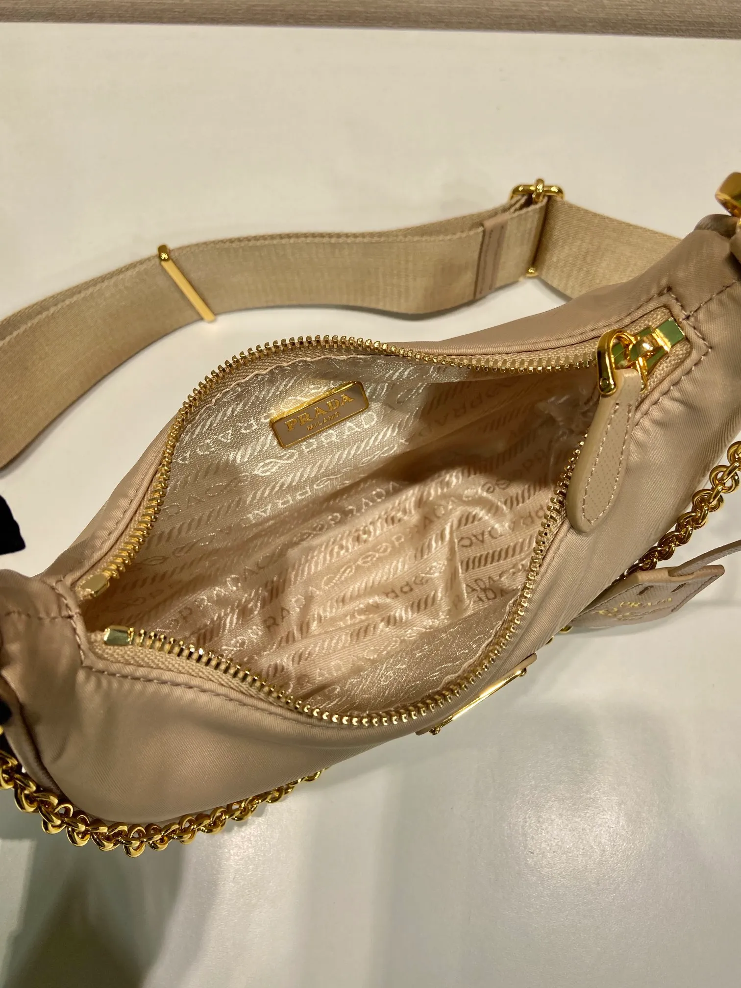 💰1000🎉Hot-selling gold hardware🎉🎉New 1BH204 gold hardware, nylon Hobo handbag/armpit bag😘😘Hobo, a group of Internet celebrity sisters who are crazy about planting and popular in the fashion circle, has a new model! 👏👏The design of this Hobo bag is great👍👍One bag with three uses😘😘waist bag/crossbody/single shoulder bag👍👍The handle is replaced by a gold chain, which makes the armpit bag more sexy. It also has a long shoulder strap. What I love most is that the shoulder strap also has a small pendant (small bag), which can also be hung on other bags and pants as accessories. 🙊🙊There is no problem in matching various clothes in normal times😘😘Babies, hurry up and get it, it’s so beautiful🙊🙊Dimensions: Length 22X Height 12x Bottom 6cm👏👏👏💰💰💰
