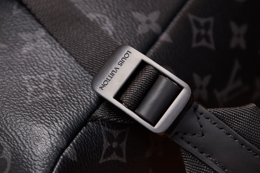 P¥1000👉nfc dynamic chip version👈【Top original pure steel hardware】m45913 The new saumur backpack is a classic item - the equestrian style saumur handbag born in 1986, giving it a modern temperament. Understated monogram eclipse canvas is paired with leather details inspired by the brand's heritage, including buckled shoulder straps with hidden magnetic closures. Equipped with a spacious main compartment and a unique notebook pocket, it is versatile and a perfect companion for daily travel. Dimensions: 27.0 x 42.0 x 13.0 cm (length x height x width)