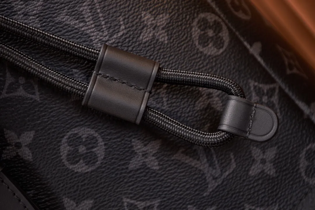 P¥1000👉nfc dynamic chip version👈【Top original pure steel hardware】m45913 The new saumur backpack is a classic item - the equestrian style saumur handbag born in 1986, giving it a modern temperament. Understated monogram eclipse canvas is paired with leather details inspired by the brand's heritage, including buckled shoulder straps with hidden magnetic closures. Equipped with a spacious main compartment and a unique notebook pocket, it is versatile and a perfect companion for daily travel. Dimensions: 27.0 x 42.0 x 13.0 cm (length x height x width)