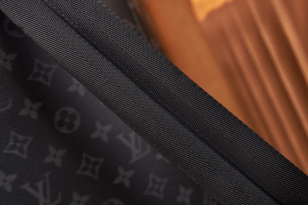P¥1000👉nfc dynamic chip version👈【Top original pure steel hardware】m45913 The new saumur backpack is a classic item - the equestrian style saumur handbag born in 1986, giving it a modern temperament. Understated monogram eclipse canvas is paired with leather details inspired by the brand's heritage, including buckled shoulder straps with hidden magnetic closures. Equipped with a spacious main compartment and a unique notebook pocket, it is versatile and a perfect companion for daily travel. Dimensions: 27.0 x 42.0 x 13.0 cm (length x height x width)