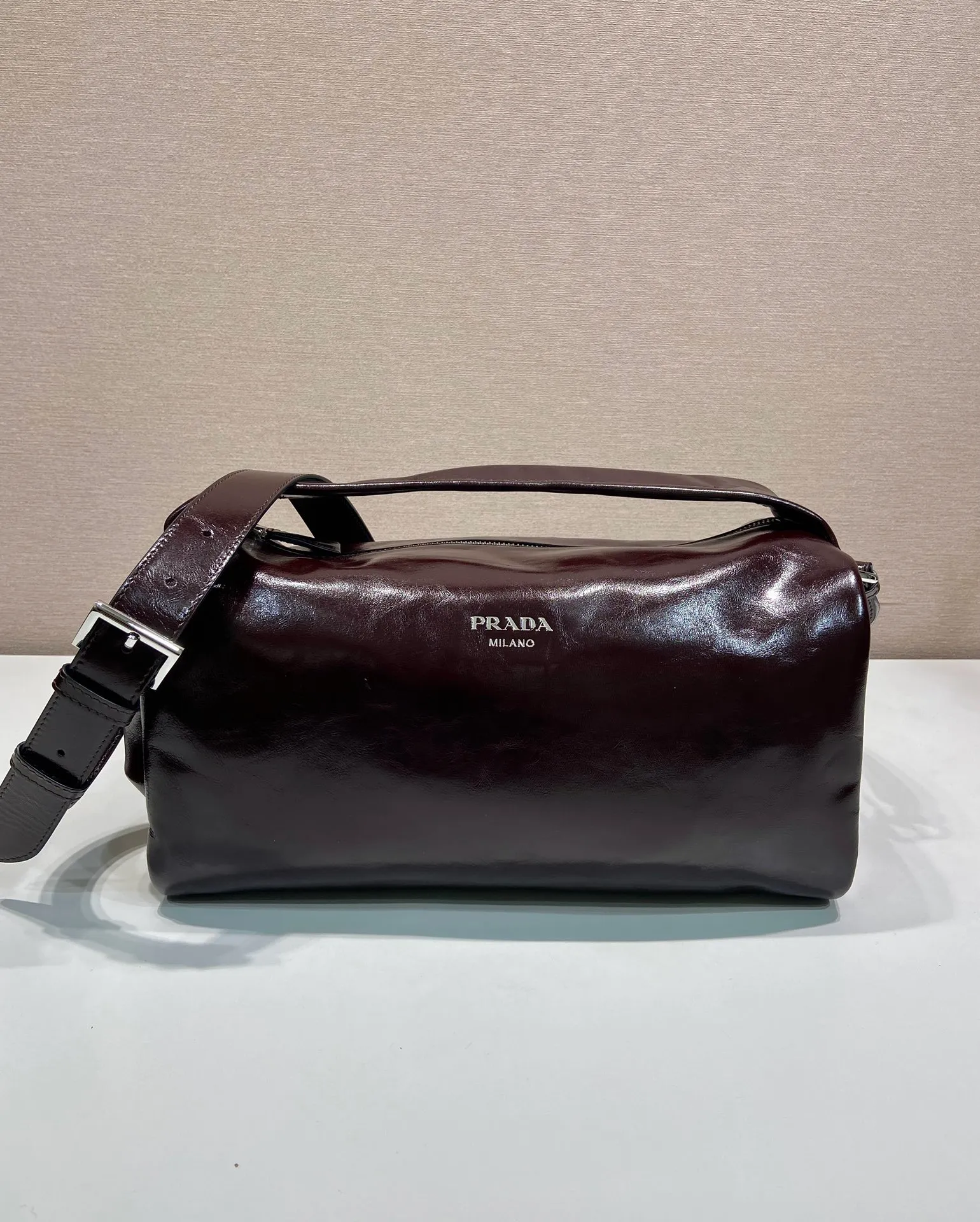💰1760🎉New Boston🎉2VH194 waxed leather large size🎉🎉 This Boston handbag is fashionable and elegant. Its design is inspired by retro designs and details. The waxed cowhide has a glossy effect, giving the accessory a soft and unique appearance. It is also embellished with a metal letter logo. Equipped with a detachable long shoulder strap, the capacity is large, and the upper body effect is light and practical. Babies, hurry up and get it. The large size is for men and women🎉🎉 Length 33x Height 17x Bottom 17cm🎉🎉🎉👏👏👏