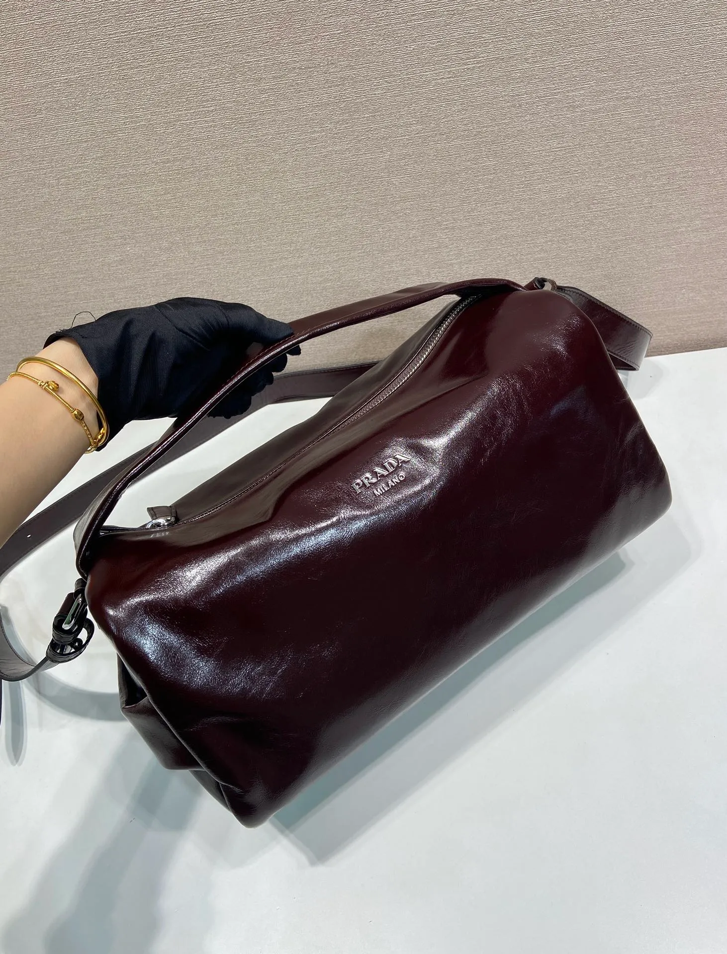 💰1760🎉New Boston🎉2VH194 waxed leather large size🎉🎉 This Boston handbag is fashionable and elegant. Its design is inspired by retro designs and details. The waxed cowhide has a glossy effect, giving the accessory a soft and unique appearance. It is also embellished with a metal letter logo. Equipped with a detachable long shoulder strap, the capacity is large, and the upper body effect is light and practical. Babies, hurry up and get it. The large size is for men and women🎉🎉 Length 33x Height 17x Bottom 17cm🎉🎉🎉👏👏👏