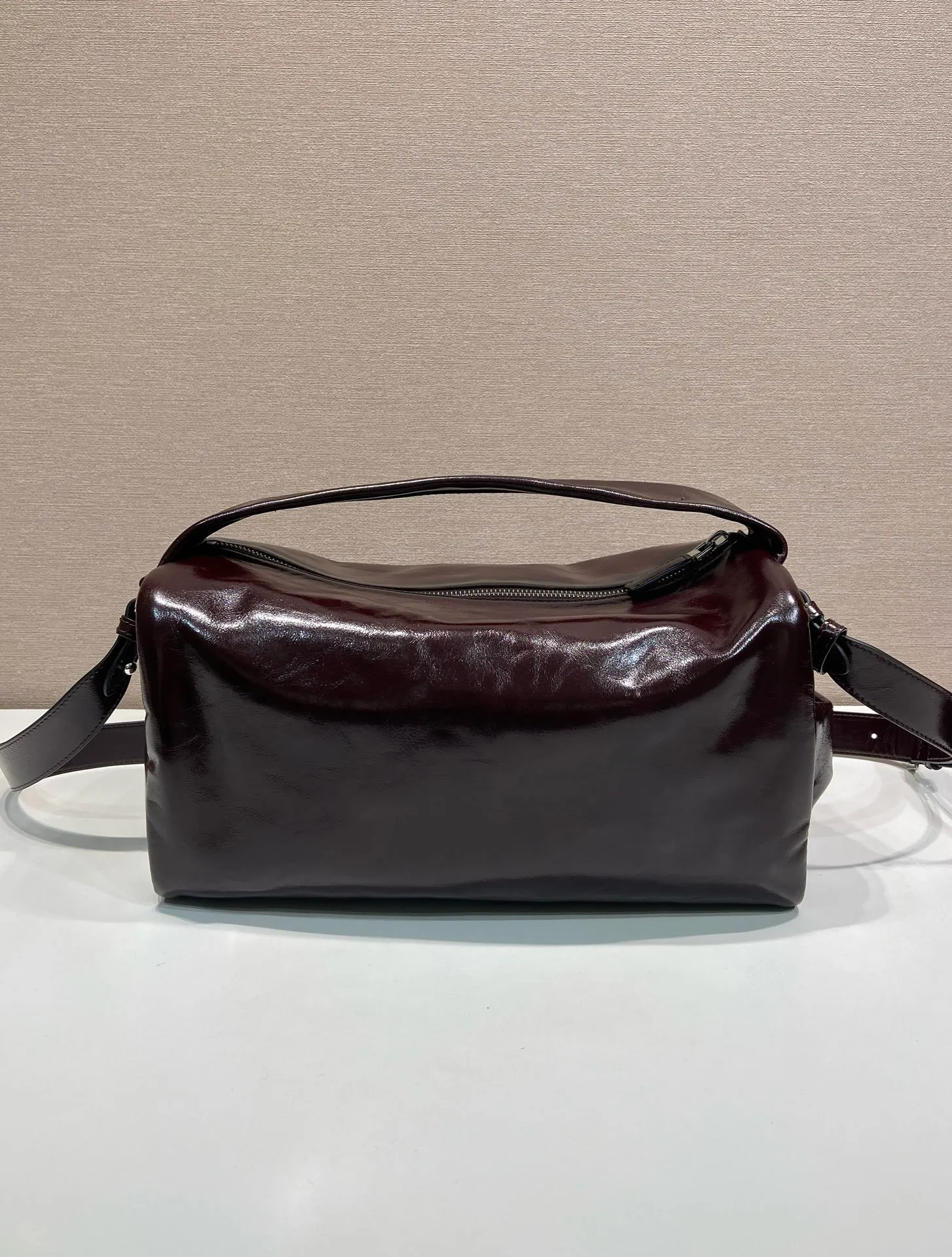 💰1760🎉New Boston🎉2VH194 waxed leather large size🎉🎉 This Boston handbag is fashionable and elegant. Its design is inspired by retro designs and details. The waxed cowhide has a glossy effect, giving the accessory a soft and unique appearance. It is also embellished with a metal letter logo. Equipped with a detachable long shoulder strap, the capacity is large, and the upper body effect is light and practical. Babies, hurry up and get it. The large size is for men and women🎉🎉 Length 33x Height 17x Bottom 17cm🎉🎉🎉👏👏👏