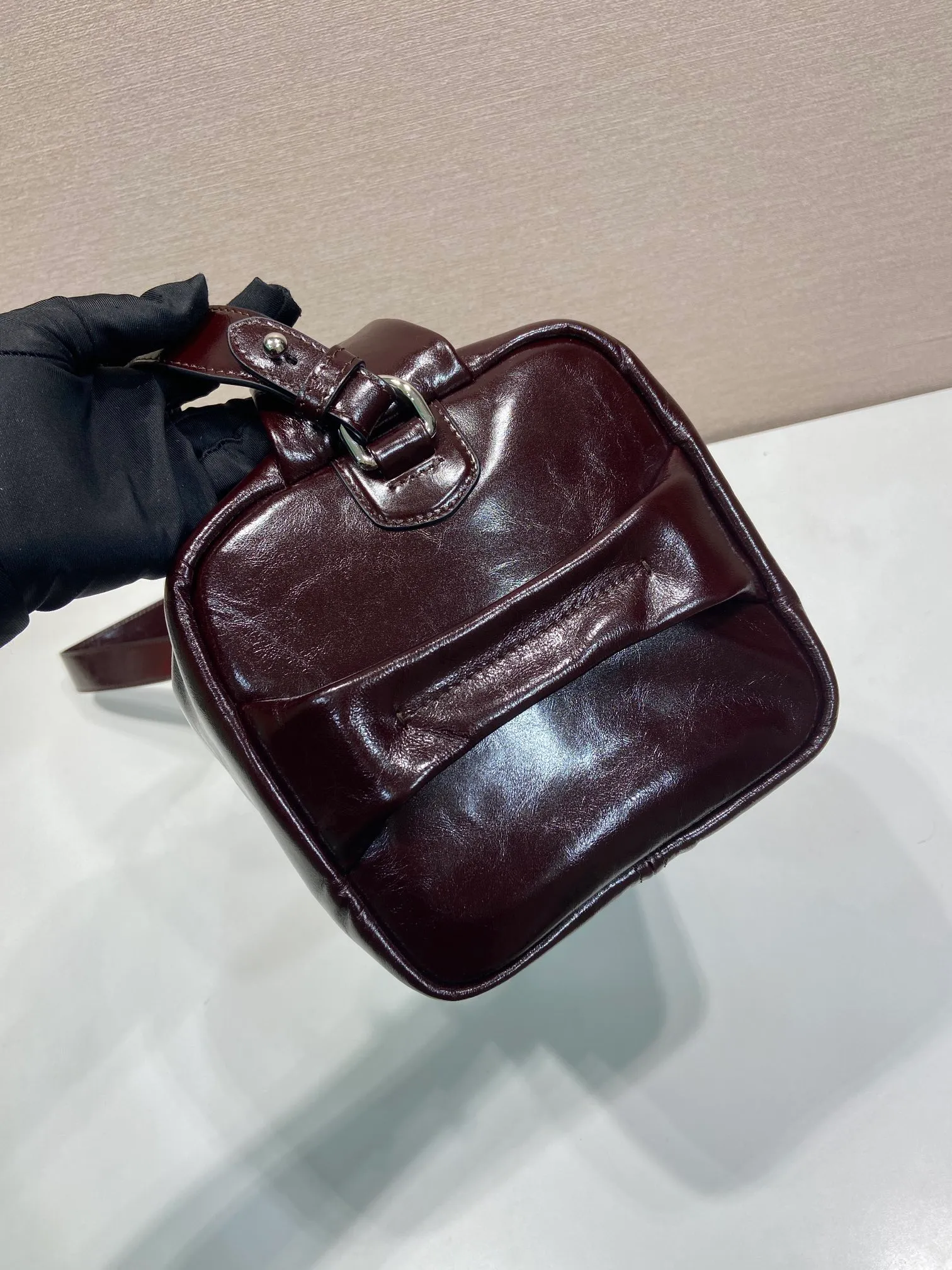 💰1760🎉New Boston🎉2VH194 waxed leather large size🎉🎉 This Boston handbag is fashionable and elegant. Its design is inspired by retro designs and details. The waxed cowhide has a glossy effect, giving the accessory a soft and unique appearance. It is also embellished with a metal letter logo. Equipped with a detachable long shoulder strap, the capacity is large, and the upper body effect is light and practical. Babies, hurry up and get it. The large size is for men and women🎉🎉 Length 33x Height 17x Bottom 17cm🎉🎉🎉👏👏👏