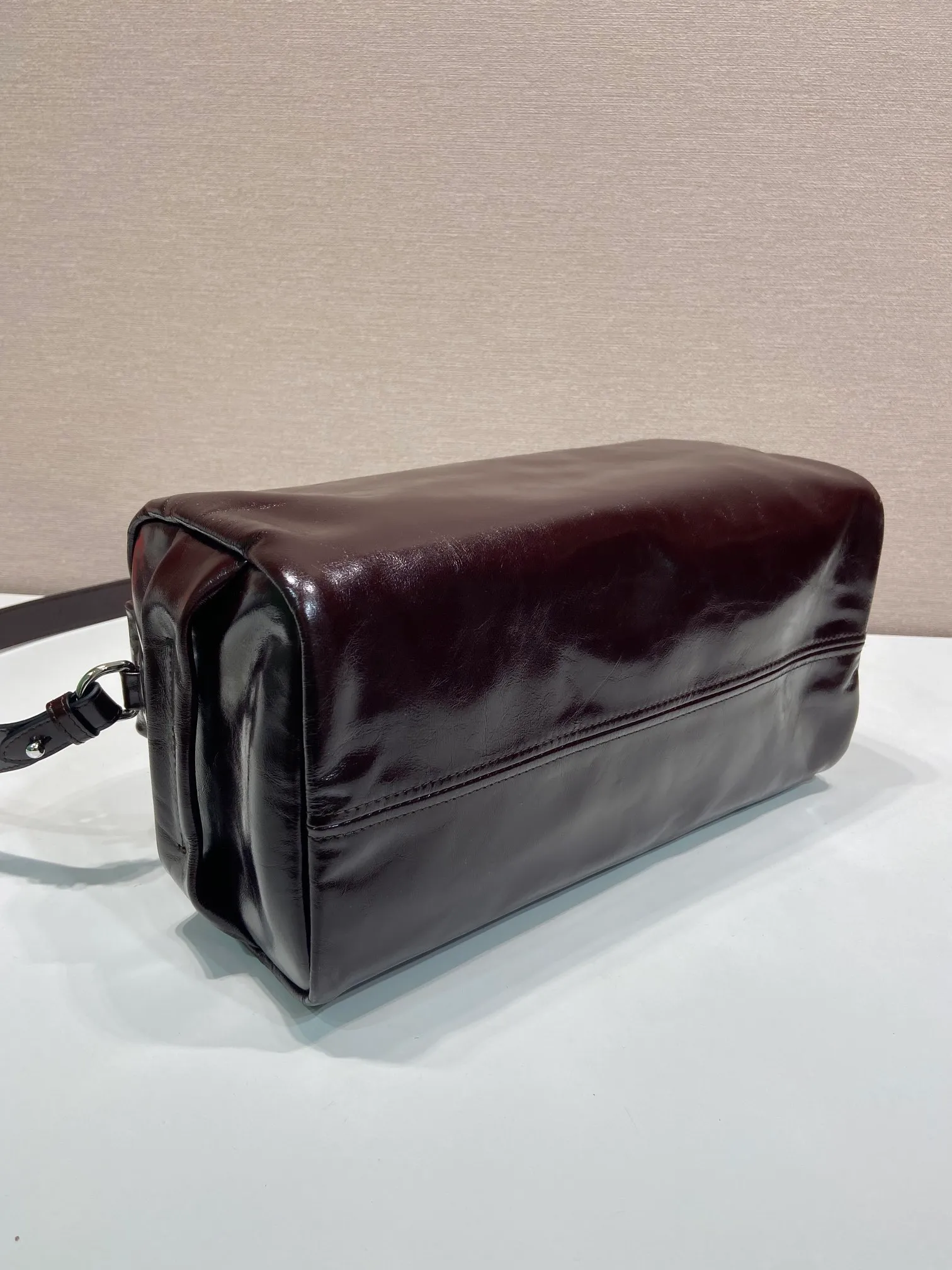 💰1760🎉New Boston🎉2VH194 waxed leather large size🎉🎉 This Boston handbag is fashionable and elegant. Its design is inspired by retro designs and details. The waxed cowhide has a glossy effect, giving the accessory a soft and unique appearance. It is also embellished with a metal letter logo. Equipped with a detachable long shoulder strap, the capacity is large, and the upper body effect is light and practical. Babies, hurry up and get it. The large size is for men and women🎉🎉 Length 33x Height 17x Bottom 17cm🎉🎉🎉👏👏👏