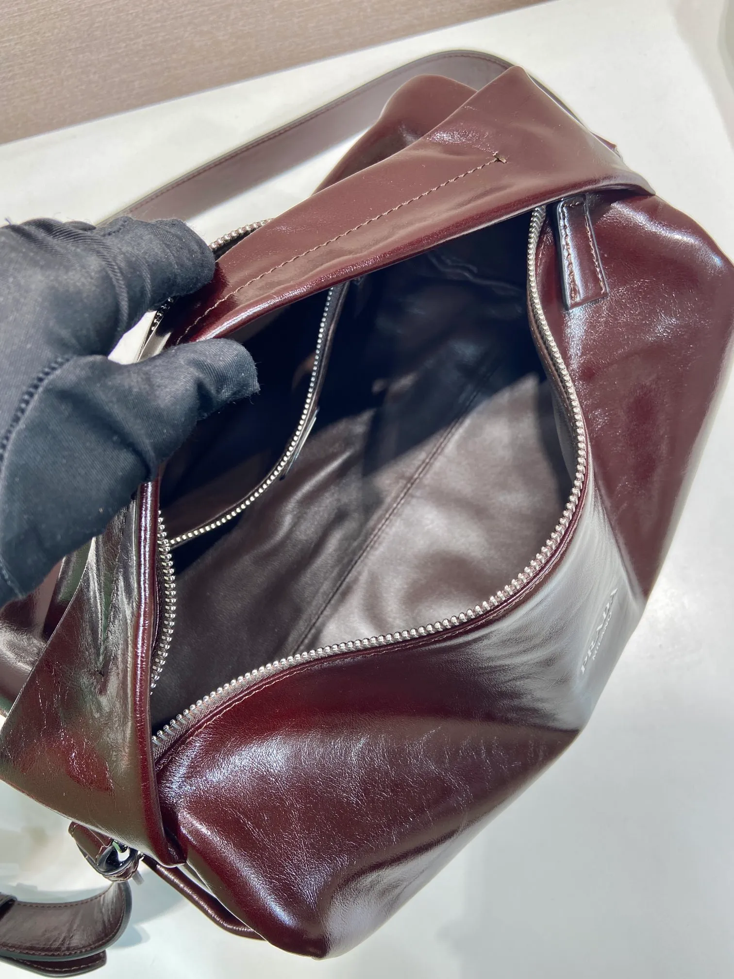 💰1760🎉New Boston🎉2VH194 waxed leather large size🎉🎉 This Boston handbag is fashionable and elegant. Its design is inspired by retro designs and details. The waxed cowhide has a glossy effect, giving the accessory a soft and unique appearance. It is also embellished with a metal letter logo. Equipped with a detachable long shoulder strap, the capacity is large, and the upper body effect is light and practical. Babies, hurry up and get it. The large size is for men and women🎉🎉 Length 33x Height 17x Bottom 17cm🎉🎉🎉👏👏👏