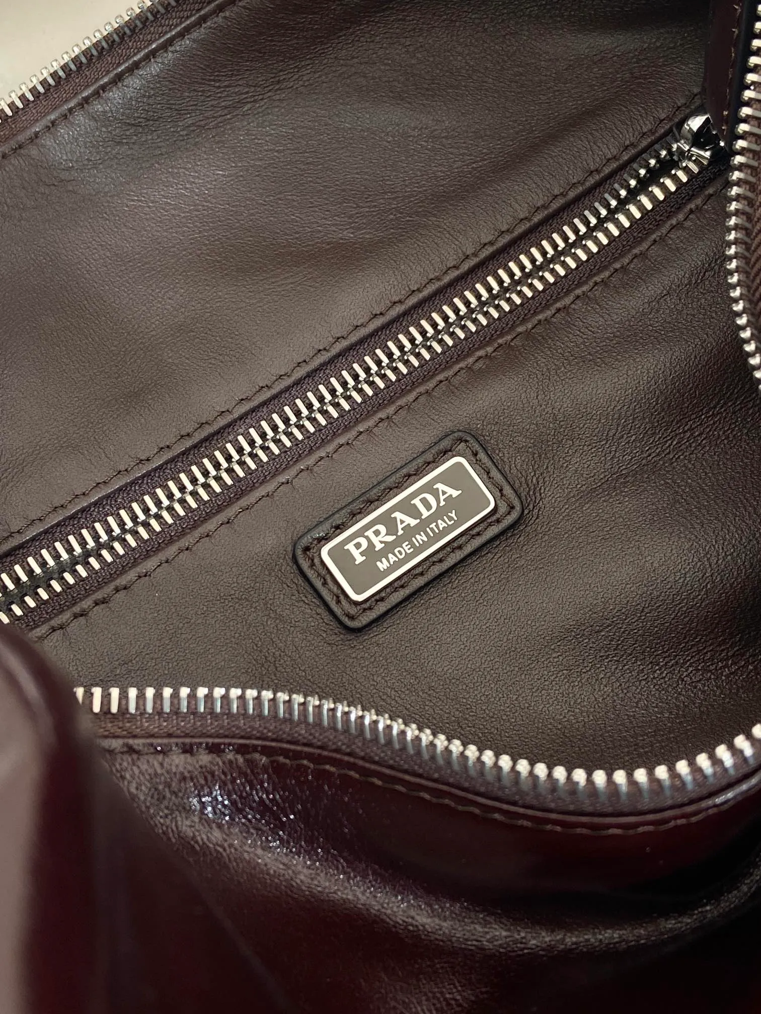 💰1760🎉New Boston🎉2VH194 waxed leather large size🎉🎉 This Boston handbag is fashionable and elegant. Its design is inspired by retro designs and details. The waxed cowhide has a glossy effect, giving the accessory a soft and unique appearance. It is also embellished with a metal letter logo. Equipped with a detachable long shoulder strap, the capacity is large, and the upper body effect is light and practical. Babies, hurry up and get it. The large size is for men and women🎉🎉 Length 33x Height 17x Bottom 17cm🎉🎉🎉👏👏👏