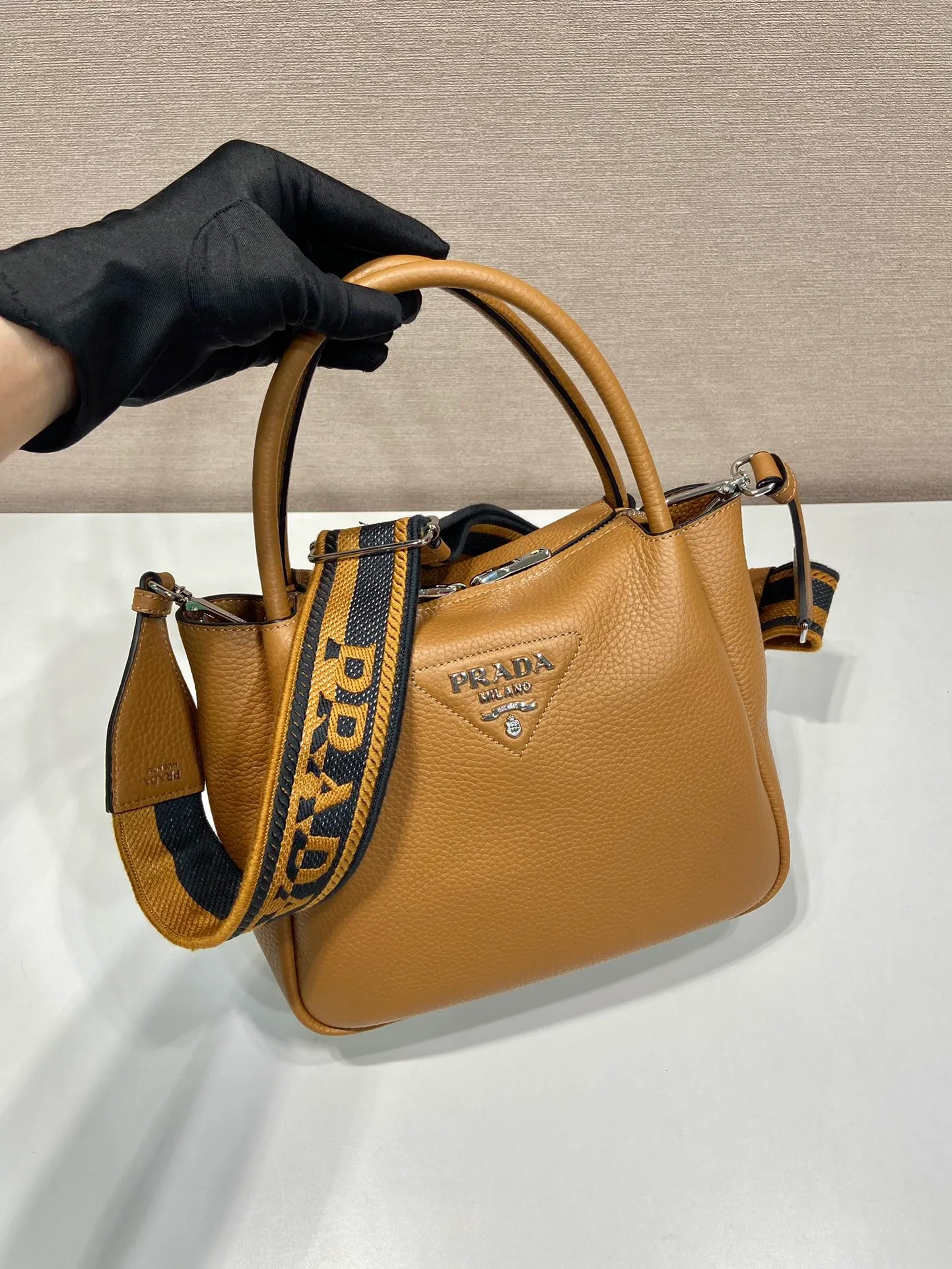 💰1860🎉New double shoulder strap🎉1BC145 double shoulder strap🎉Small size This double shoulder strap is made of imported deerskin grain cowhide and equipped with two interchangeable and adjustable long shoulder straps. The combination of fabric webbing and cowhide is perfect😘, versatile for mixing and matching different clothes on different occasions😘, large capacity, many compartments, super soft feel🎉Hurry up and get it🎉 Length 23x Height 21x Bottom 10cm🎉🎉🎉👏👏👏