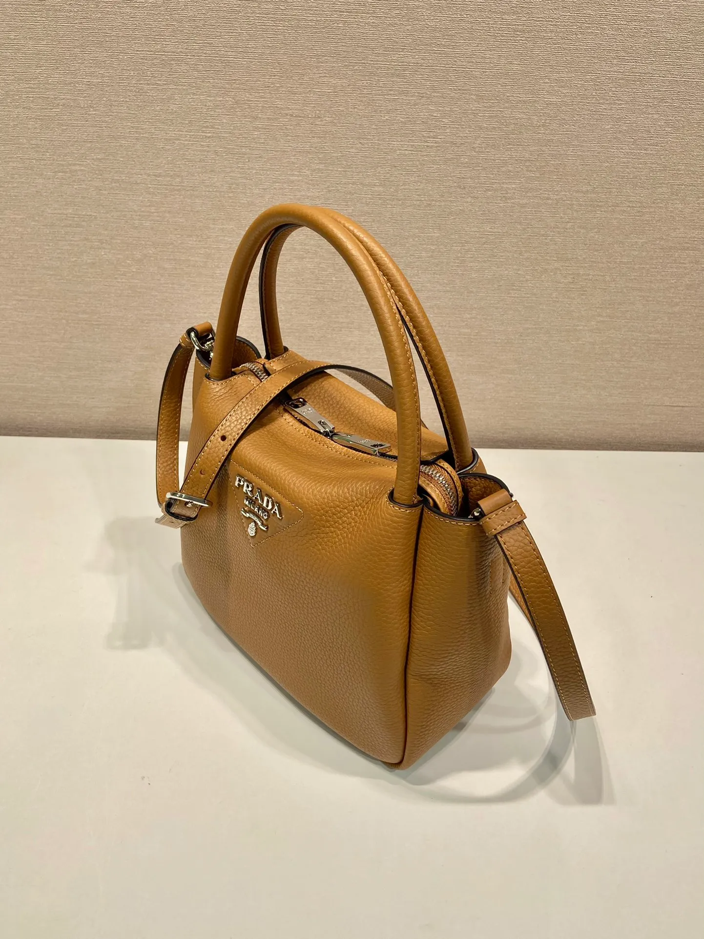 💰1860🎉New double shoulder strap🎉1BC145 double shoulder strap🎉Small size This double shoulder strap is made of imported deerskin grain cowhide and equipped with two interchangeable and adjustable long shoulder straps. The combination of fabric webbing and cowhide is perfect😘, versatile for mixing and matching different clothes on different occasions😘, large capacity, many compartments, super soft feel🎉Hurry up and get it🎉 Length 23x Height 21x Bottom 10cm🎉🎉🎉👏👏👏