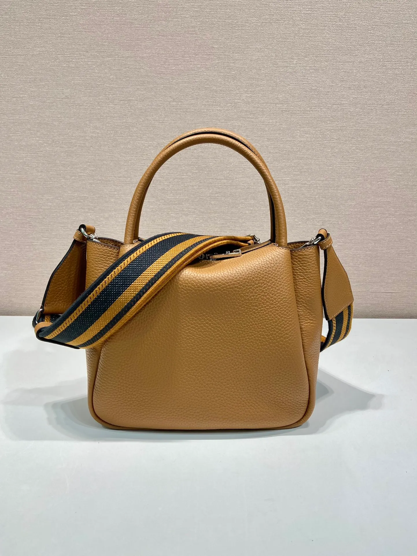 💰1860🎉New double shoulder strap🎉1BC145 double shoulder strap🎉Small size This double shoulder strap is made of imported deerskin grain cowhide and equipped with two interchangeable and adjustable long shoulder straps. The combination of fabric webbing and cowhide is perfect😘, versatile for mixing and matching different clothes on different occasions😘, large capacity, many compartments, super soft feel🎉Hurry up and get it🎉 Length 23x Height 21x Bottom 10cm🎉🎉🎉👏👏👏