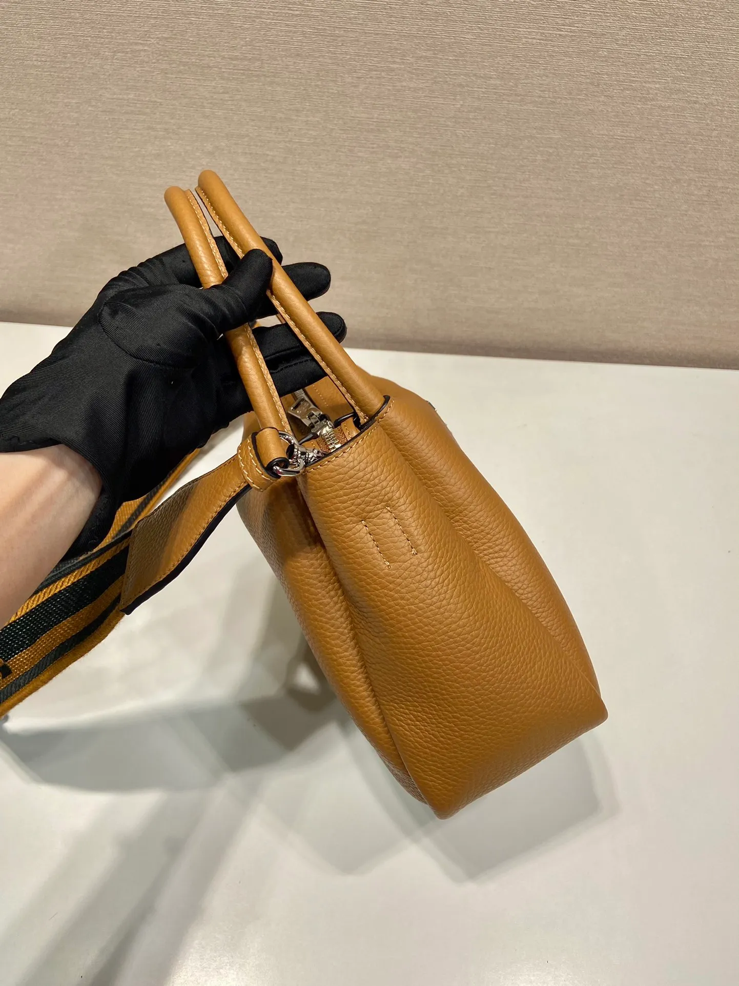 💰1860🎉New double shoulder strap🎉1BC145 double shoulder strap🎉Small size This double shoulder strap is made of imported deerskin grain cowhide and equipped with two interchangeable and adjustable long shoulder straps. The combination of fabric webbing and cowhide is perfect😘, versatile for mixing and matching different clothes on different occasions😘, large capacity, many compartments, super soft feel🎉Hurry up and get it🎉 Length 23x Height 21x Bottom 10cm🎉🎉🎉👏👏👏
