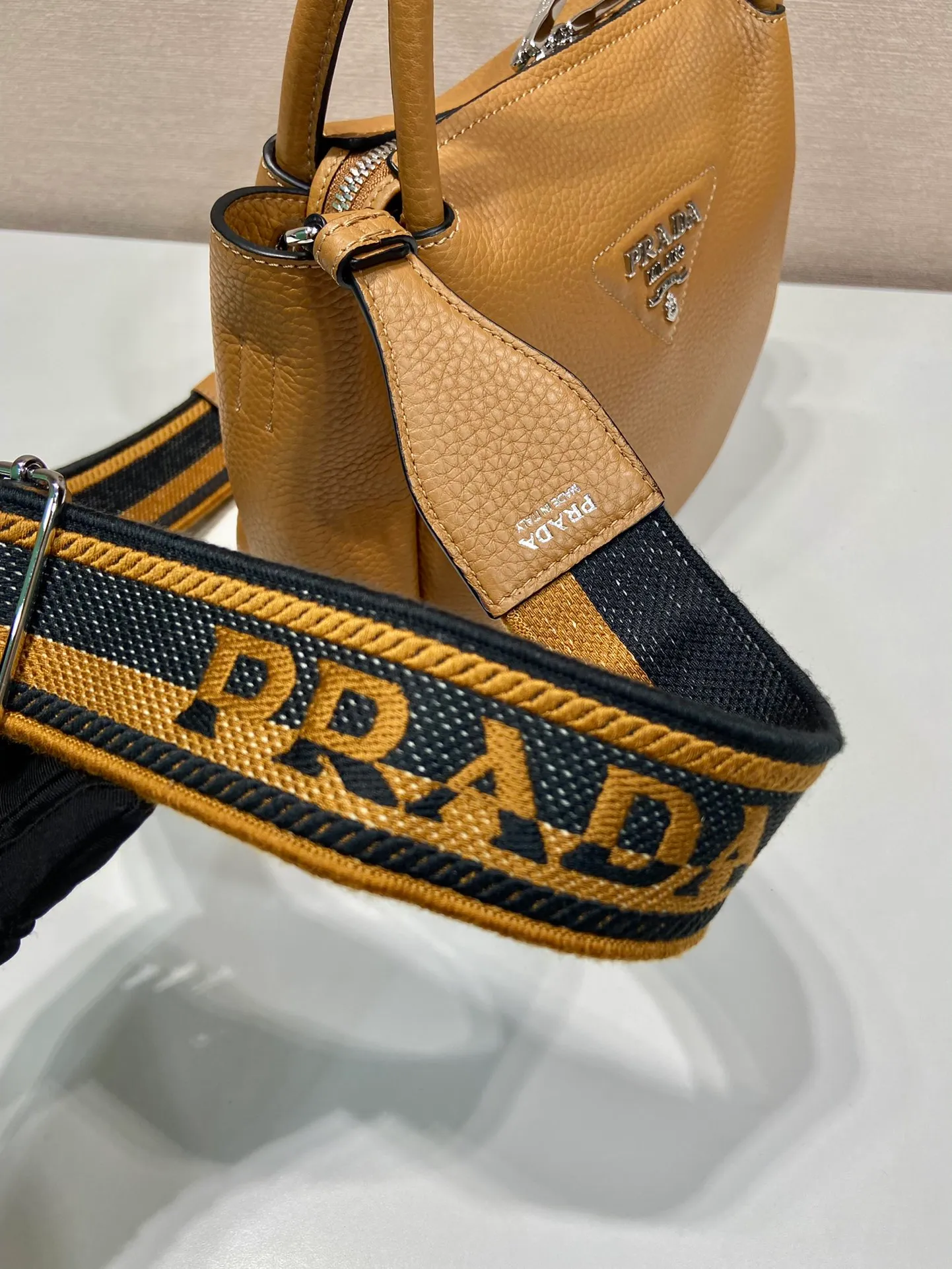 💰1860🎉New double shoulder strap🎉1BC145 double shoulder strap🎉Small size This double shoulder strap is made of imported deerskin grain cowhide and equipped with two interchangeable and adjustable long shoulder straps. The combination of fabric webbing and cowhide is perfect😘, versatile for mixing and matching different clothes on different occasions😘, large capacity, many compartments, super soft feel🎉Hurry up and get it🎉 Length 23x Height 21x Bottom 10cm🎉🎉🎉👏👏👏