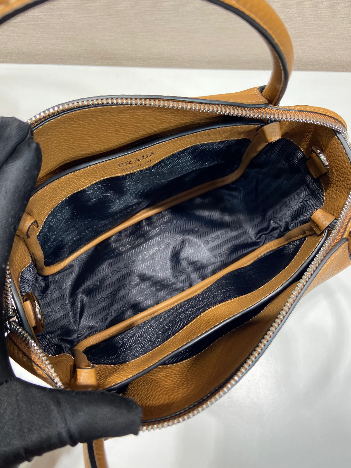 💰1860🎉New double shoulder strap🎉1BC145 double shoulder strap🎉Small size This double shoulder strap is made of imported deerskin grain cowhide and equipped with two interchangeable and adjustable long shoulder straps. The combination of fabric webbing and cowhide is perfect😘, versatile for mixing and matching different clothes on different occasions😘, large capacity, many compartments, super soft feel🎉Hurry up and get it🎉 Length 23x Height 21x Bottom 10cm🎉🎉🎉👏👏👏