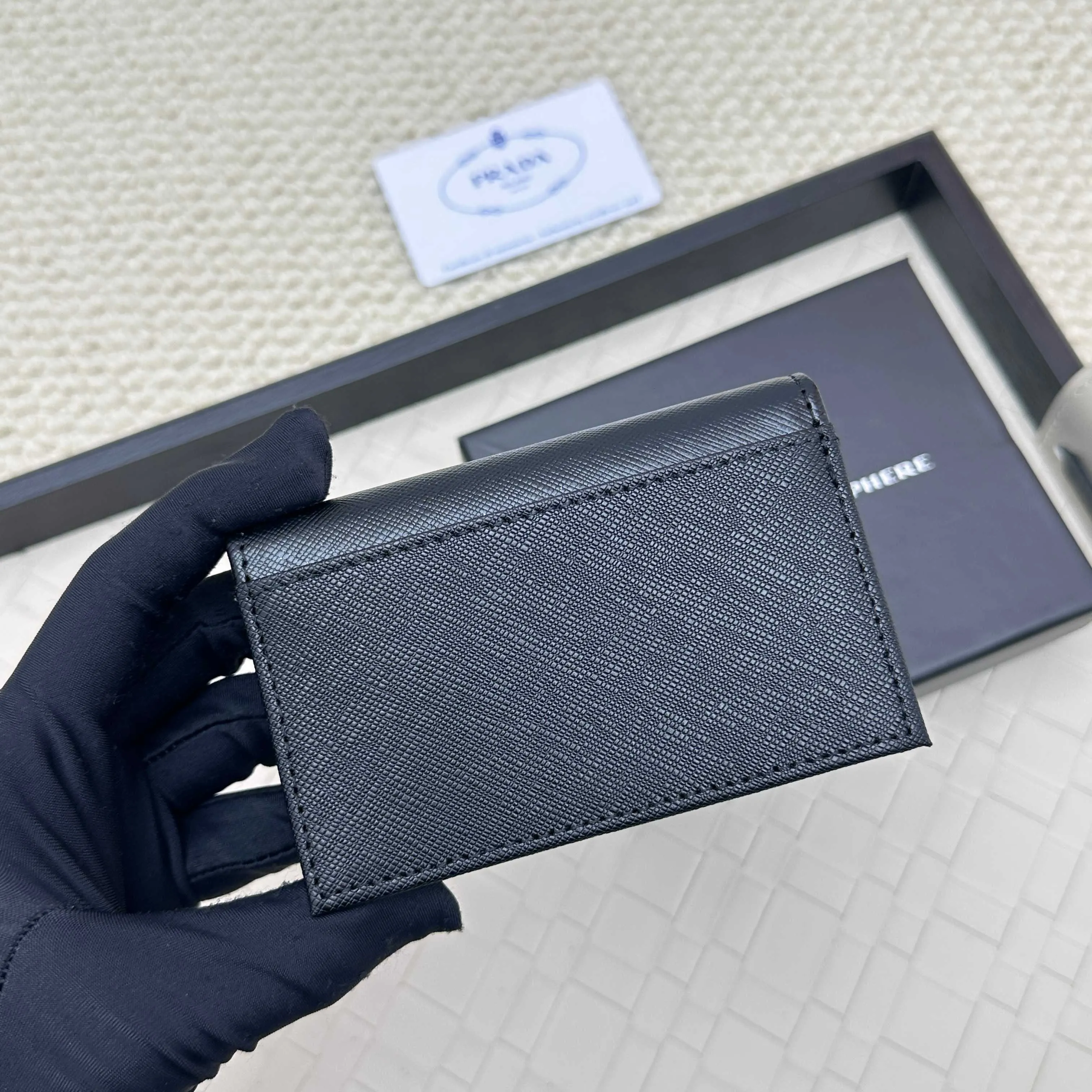 💰120 PRADA’s popular men’s card holder💼The latest style at the counter, synchronized with the official website, genuine development, model 2MC122#. Color/picture, real shot 💋 Italian top-quality original single cross-grain cowhide with excellent texture, threaded lining and imported white steel hardware accessories! Exquisite wiring, even and neat lines, smooth oil edges, size: 11cm long, 6.5cm high