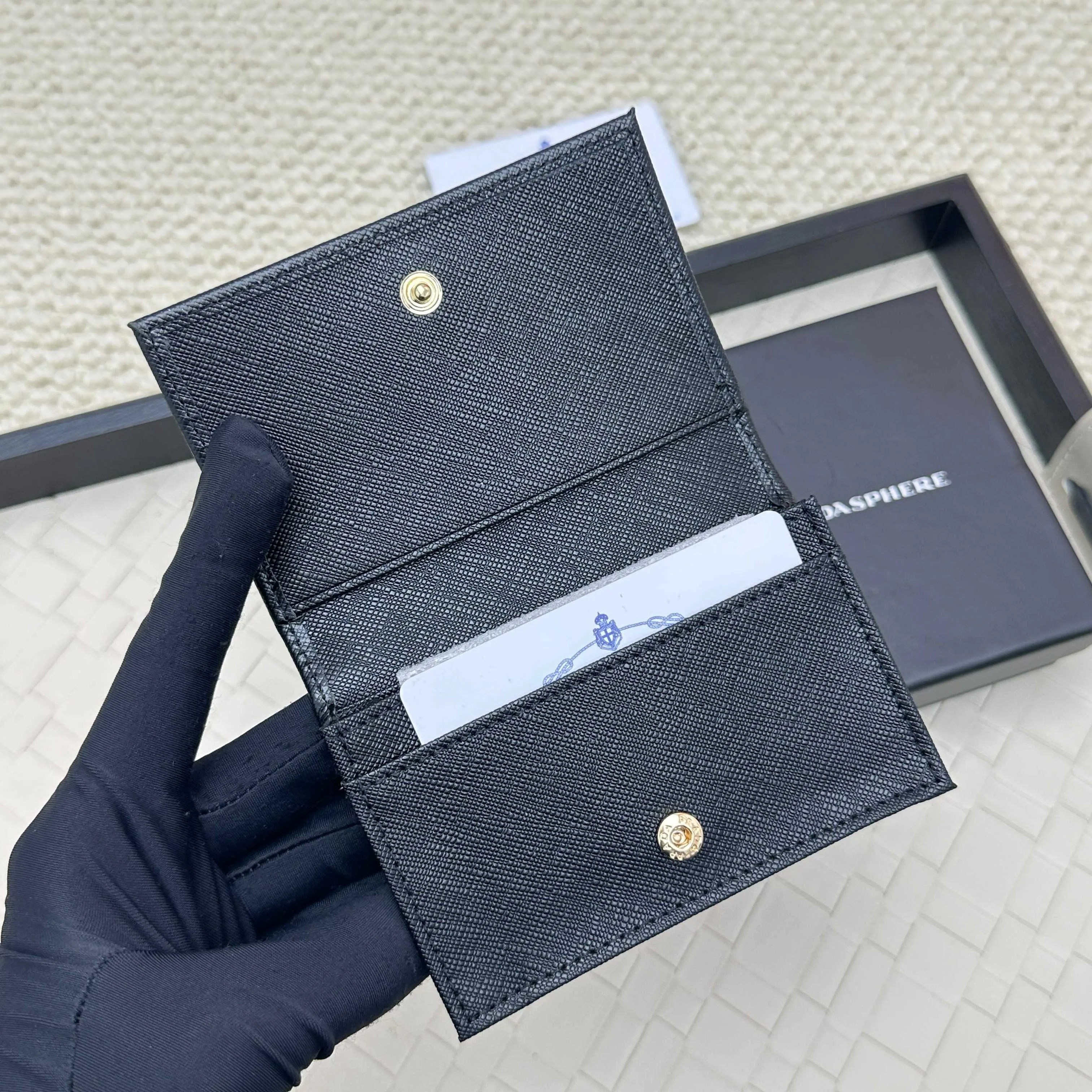 💰120 PRADA’s popular men’s card holder💼The latest style at the counter, synchronized with the official website, genuine development, model 2MC122#. Color/picture, real shot 💋 Italian top-quality original single cross-grain cowhide with excellent texture, threaded lining and imported white steel hardware accessories! Exquisite wiring, even and neat lines, smooth oil edges, size: 11cm long, 6.5cm high