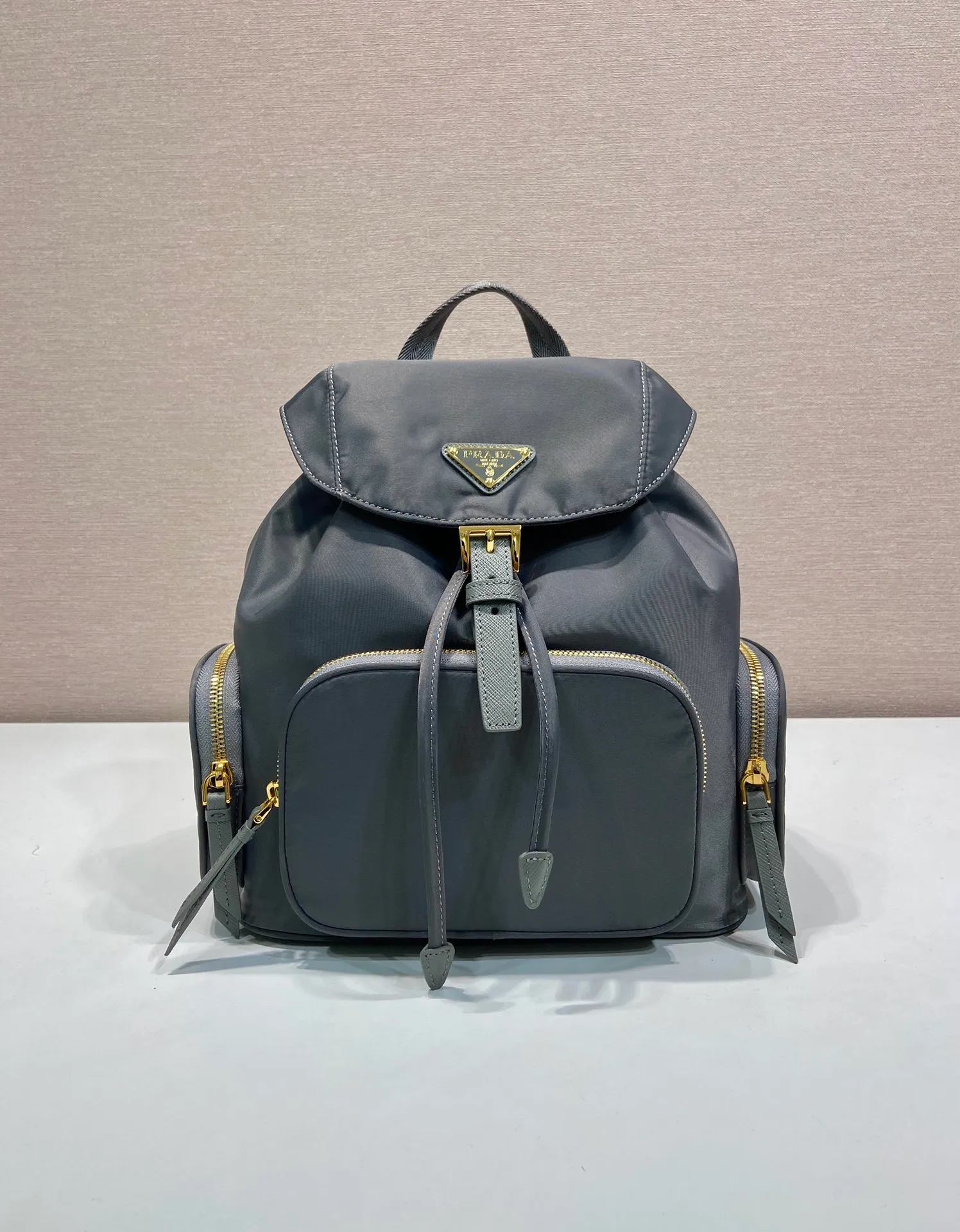 💰1300🎉New product🎉1BZ081 Backpack🎉🎉 This backpack is made of imported nylon fabric. The body of the bag is designed with three zipper pockets. The bag opening is opened and closed with a flip drawstring. It has top-grade hardware, large capacity, and many pockets. It is very practical. Length 24.5x Height 29x Bottom 12cm🎉🎉🎉💰💰💰
